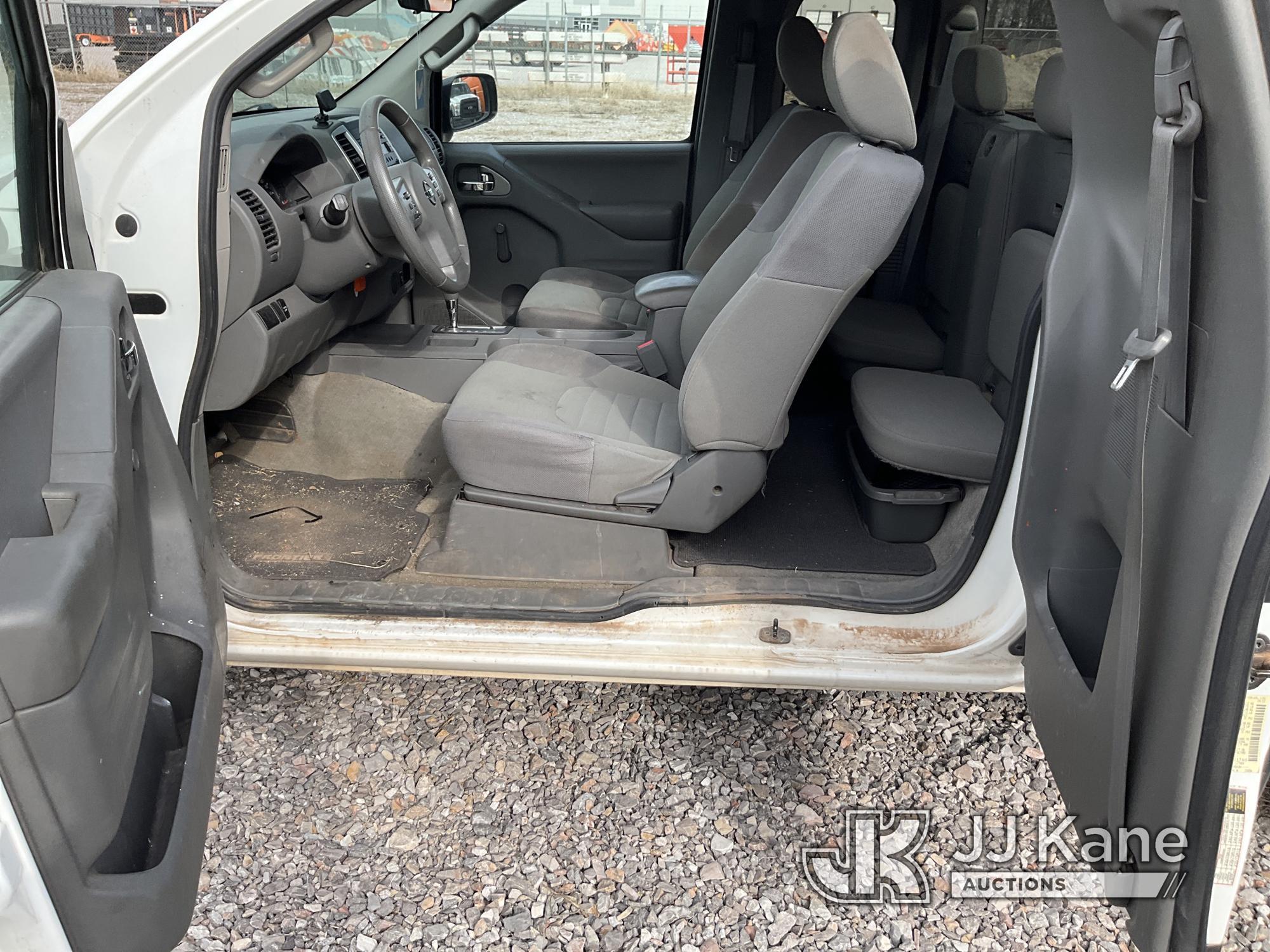 (Oklahoma City, OK) 2015 Nissan Frontier Extended-Cab Pickup Truck Runs & Moves With Jump-pack Conne