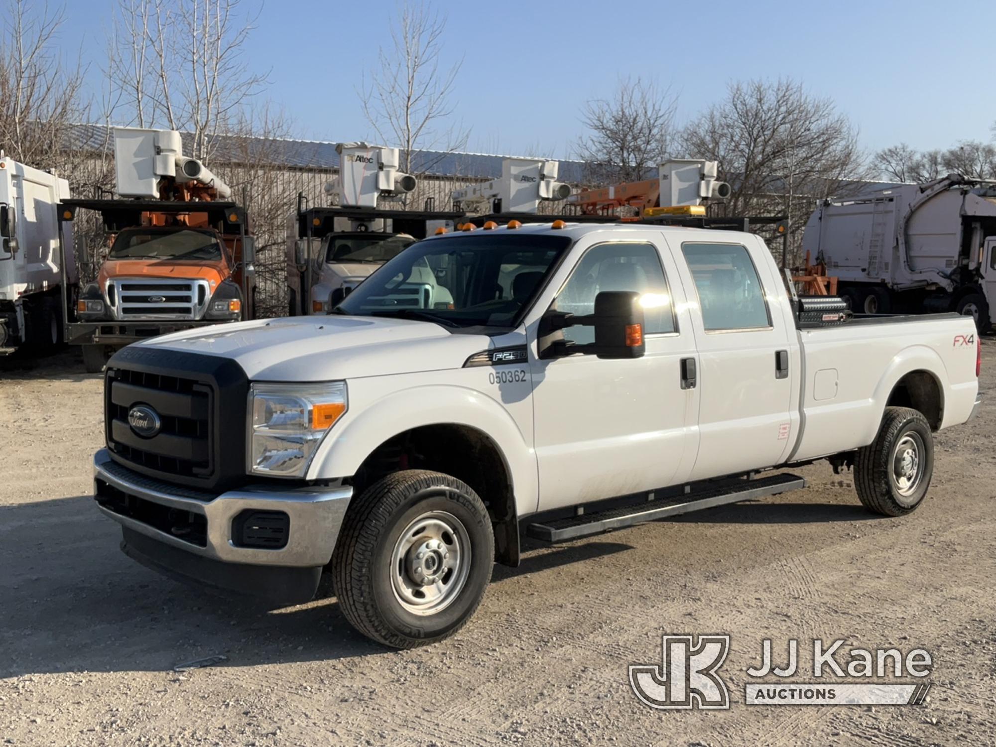 (Des Moines, IA) 2015 Ford F250 4x4 Crew-Cab Pickup Truck Runs & Moves) (R Side Mirror Damaged, Body