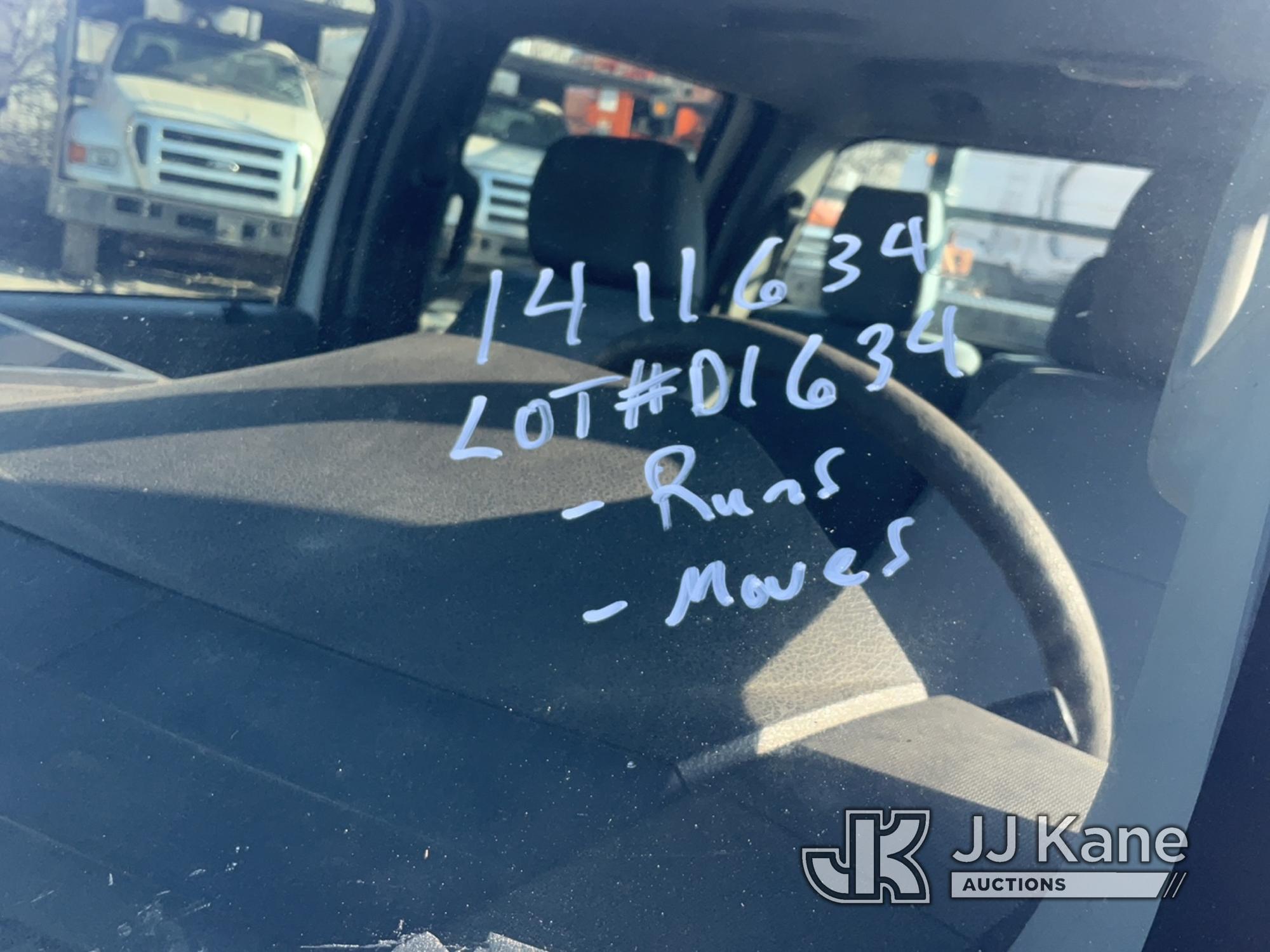 (Des Moines, IA) 2015 Ford F250 4x4 Crew-Cab Pickup Truck Runs & Moves) (R Side Mirror Damaged, Body