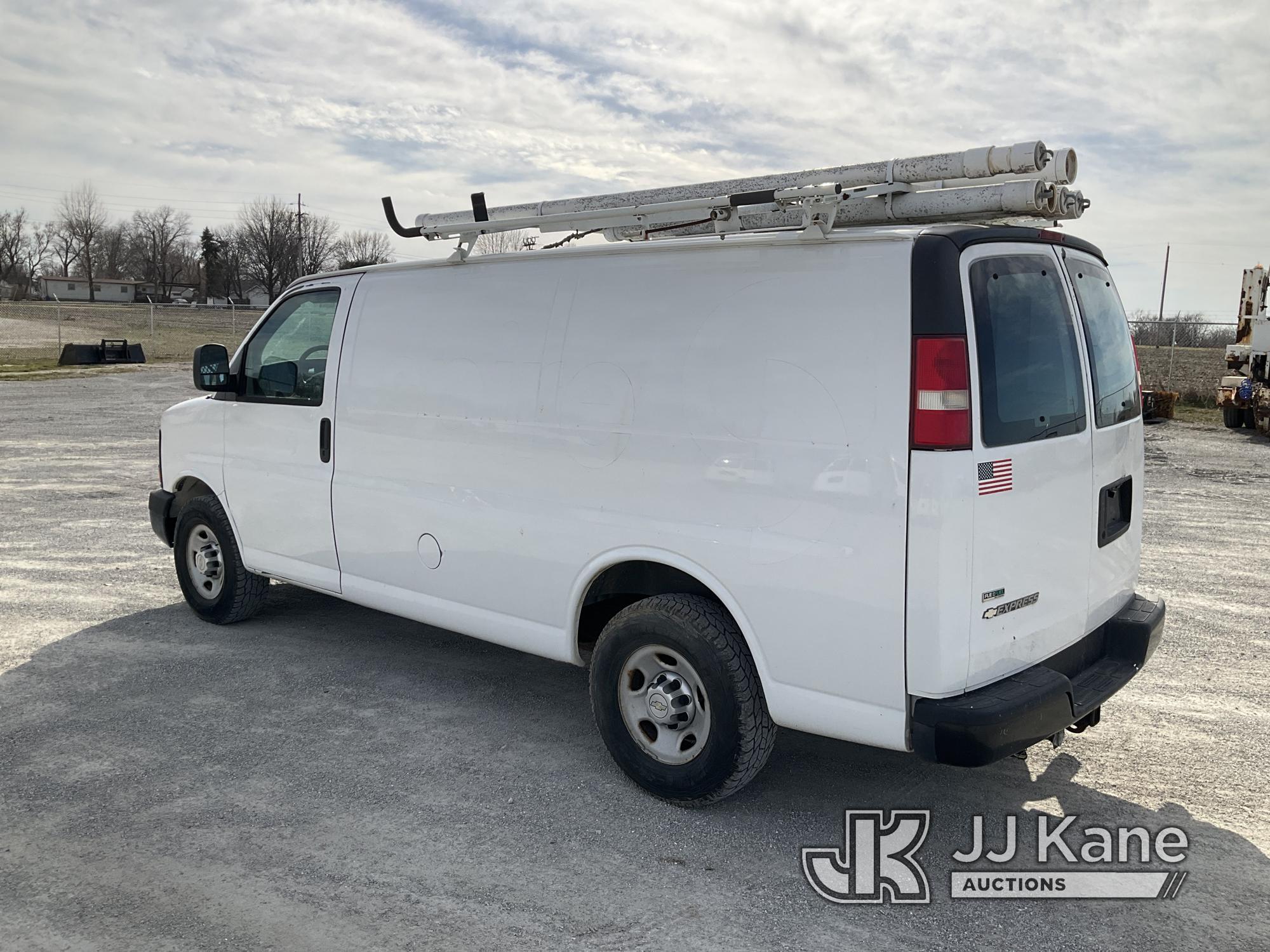 (Hawk Point, MO) 2010 Chevrolet Express 2500 Cargo Van Runs & Moves) (Paint Damage, Service Airbag L