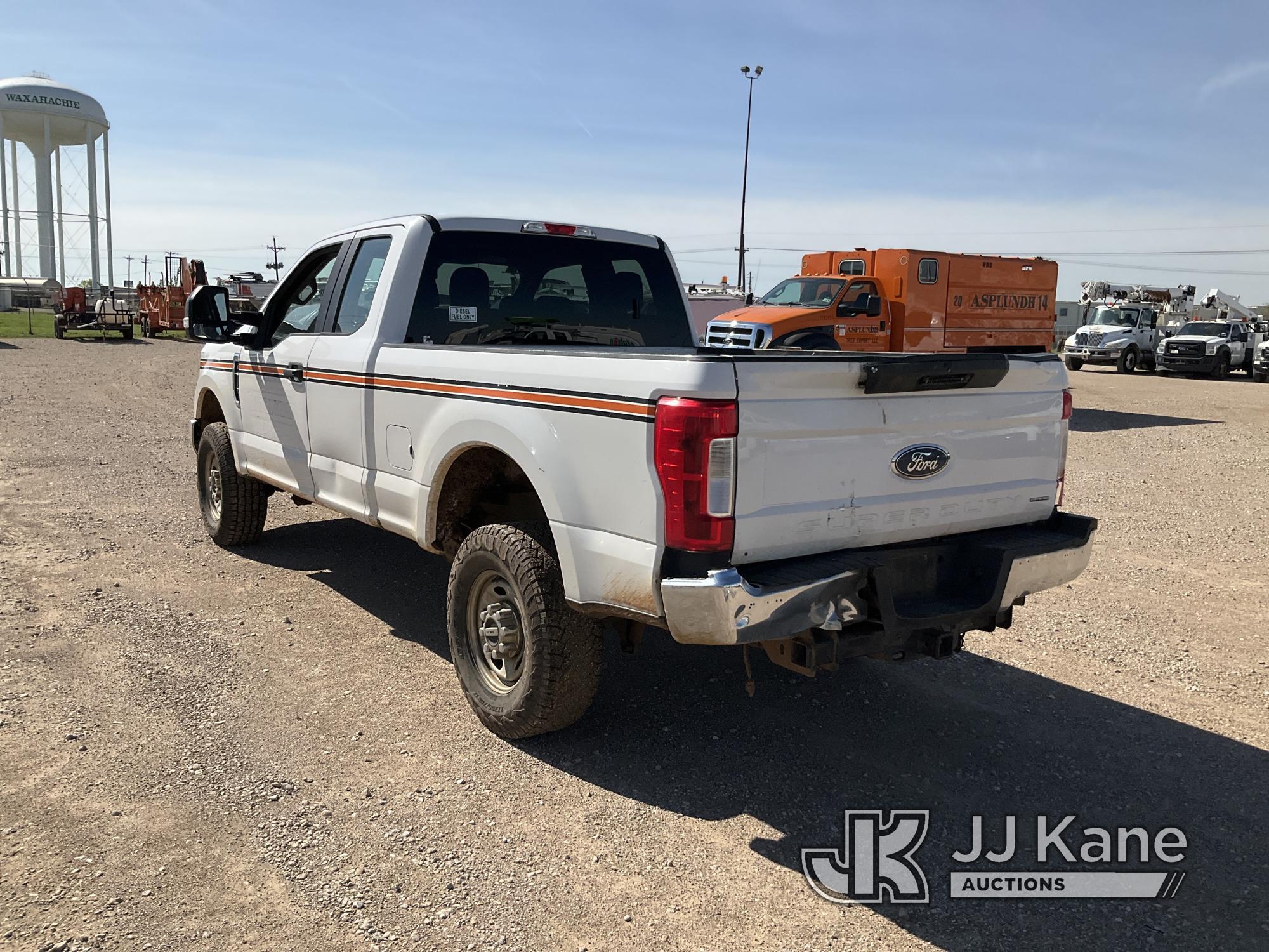 (Waxahachie, TX) 2019 Ford F250 4x4 Extended-Cab Pickup Truck Runs & Moves) (Body Damage, Cracked Wi