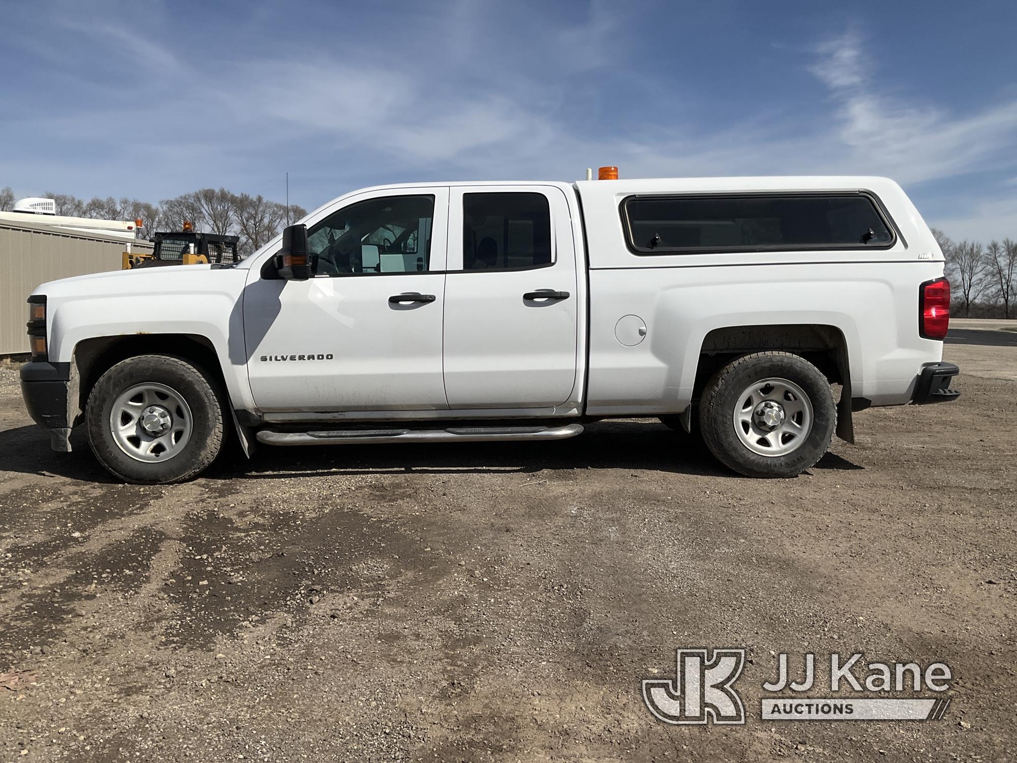 (South Beloit, IL) 2015 Chevrolet Silverado 1500 Extended-Cab Pickup Truck Runs & Moves) (Paint Dama