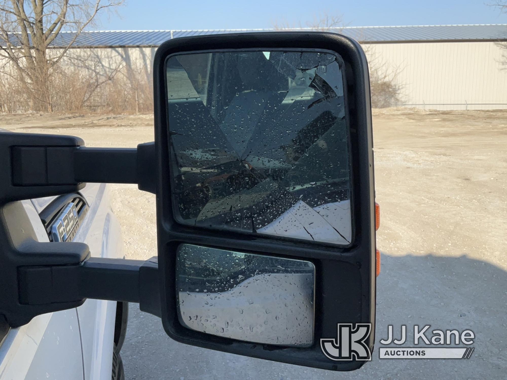 (Des Moines, IA) 2015 Ford F250 4x4 Crew-Cab Pickup Truck Runs & Moves) (R Side Mirror Damaged, Body