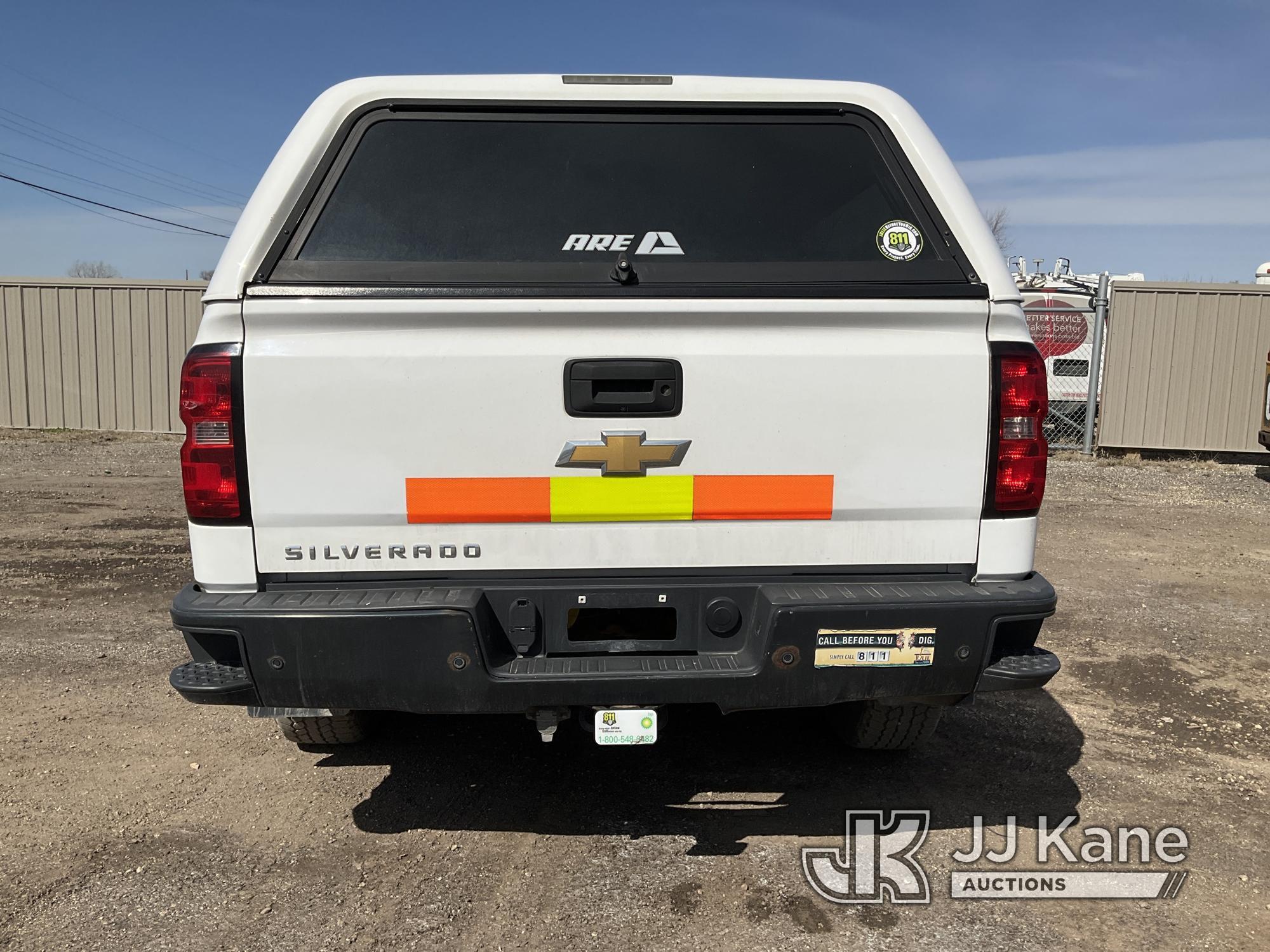 (South Beloit, IL) 2015 Chevrolet Silverado 1500 Extended-Cab Pickup Truck Runs & Moves) (Paint Dama