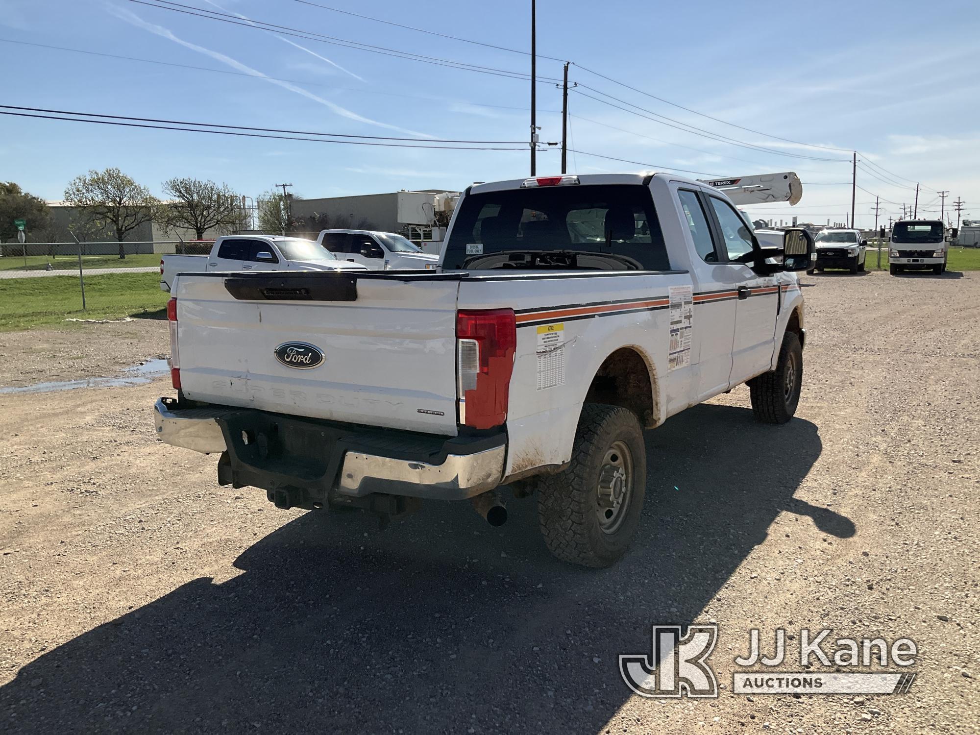 (Waxahachie, TX) 2019 Ford F250 4x4 Extended-Cab Pickup Truck Runs & Moves) (Body Damage, Cracked Wi