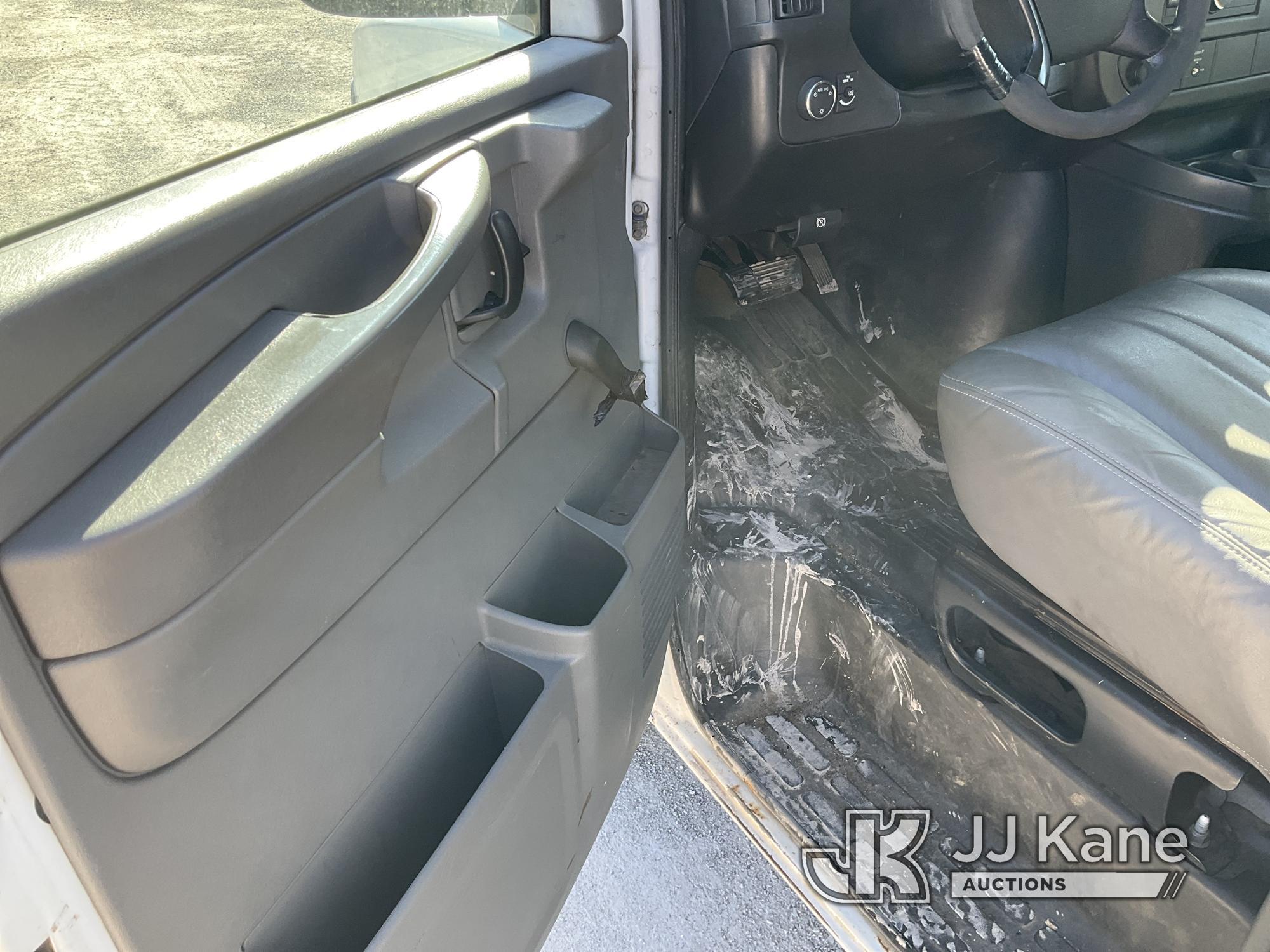 (Hawk Point, MO) 2010 Chevrolet Express G2500 Cargo Van Runs & Moves) (Paint damage).