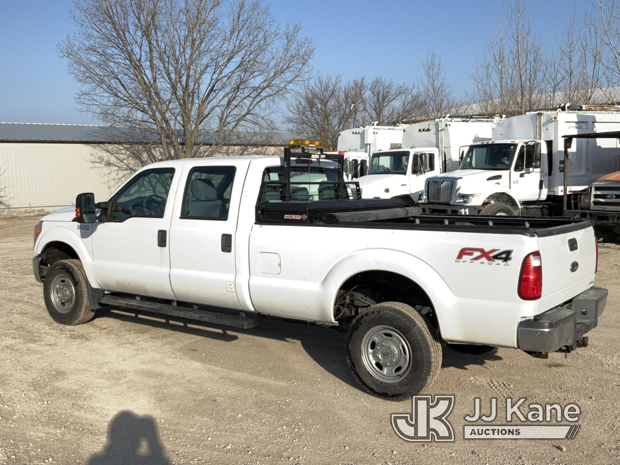 (Des Moines, IA) 2015 Ford F250 4x4 Crew-Cab Pickup Truck Runs & Moves) (R Side Mirror Damaged, Body