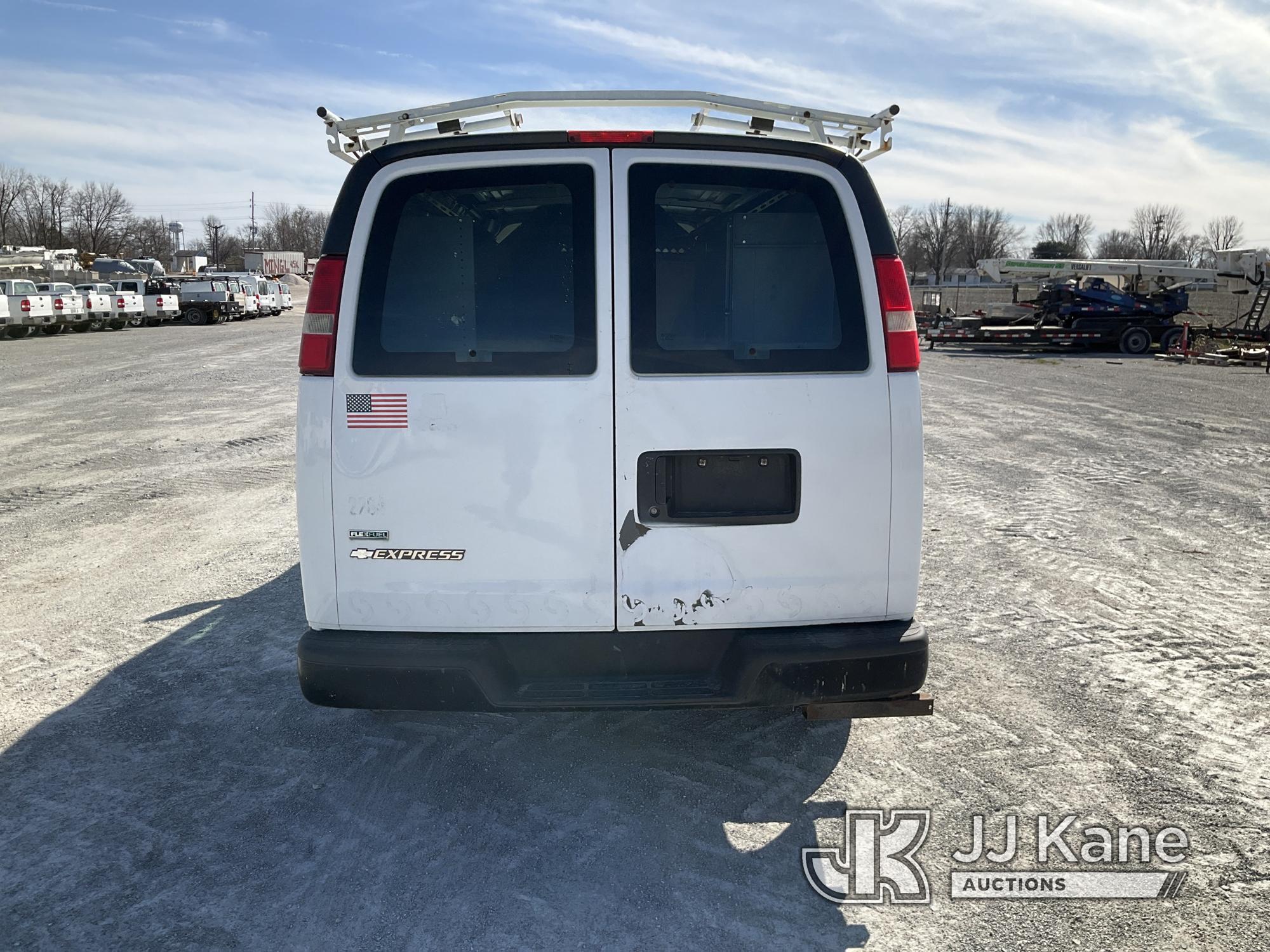 (Hawk Point, MO) 2010 Chevrolet Express G2500 Cargo Van Runs & Moves) (Paint damage).