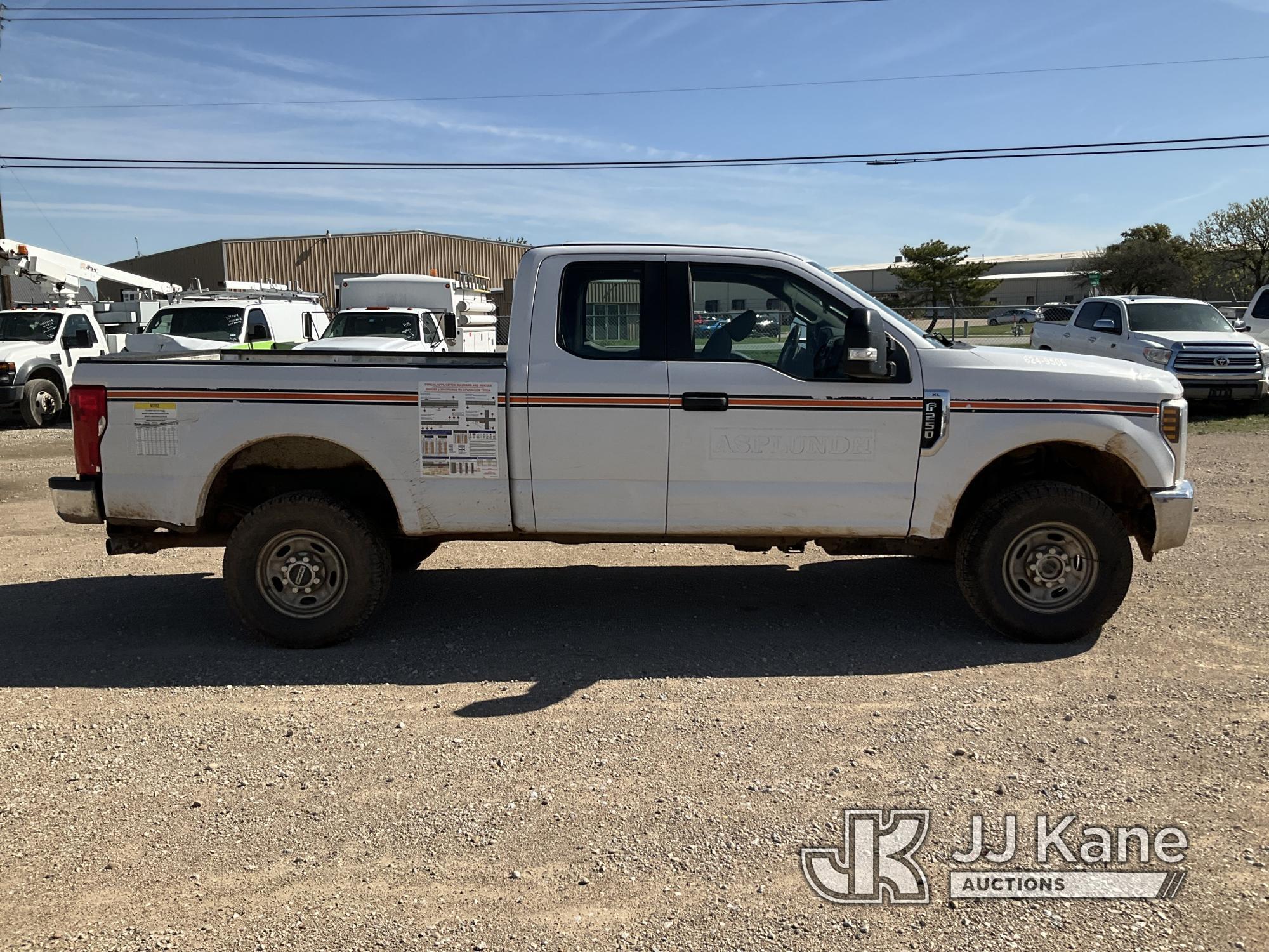 (Waxahachie, TX) 2019 Ford F250 4x4 Extended-Cab Pickup Truck Runs & Moves) (Body Damage, Cracked Wi