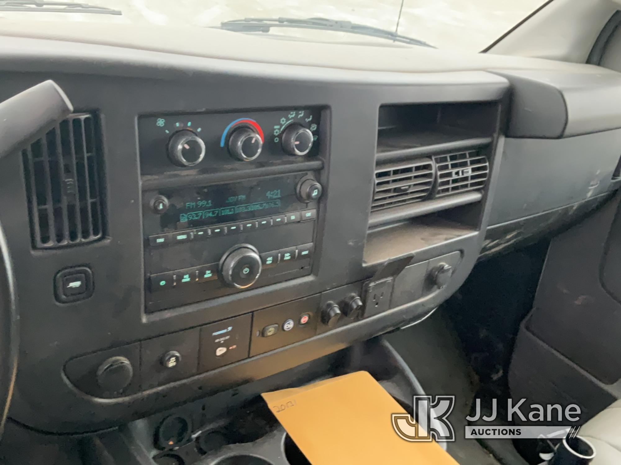 (Hawk Point, MO) 2017 Chevrolet Express G2500 Cargo Van Runs & Moves)  (Check Engine Light On