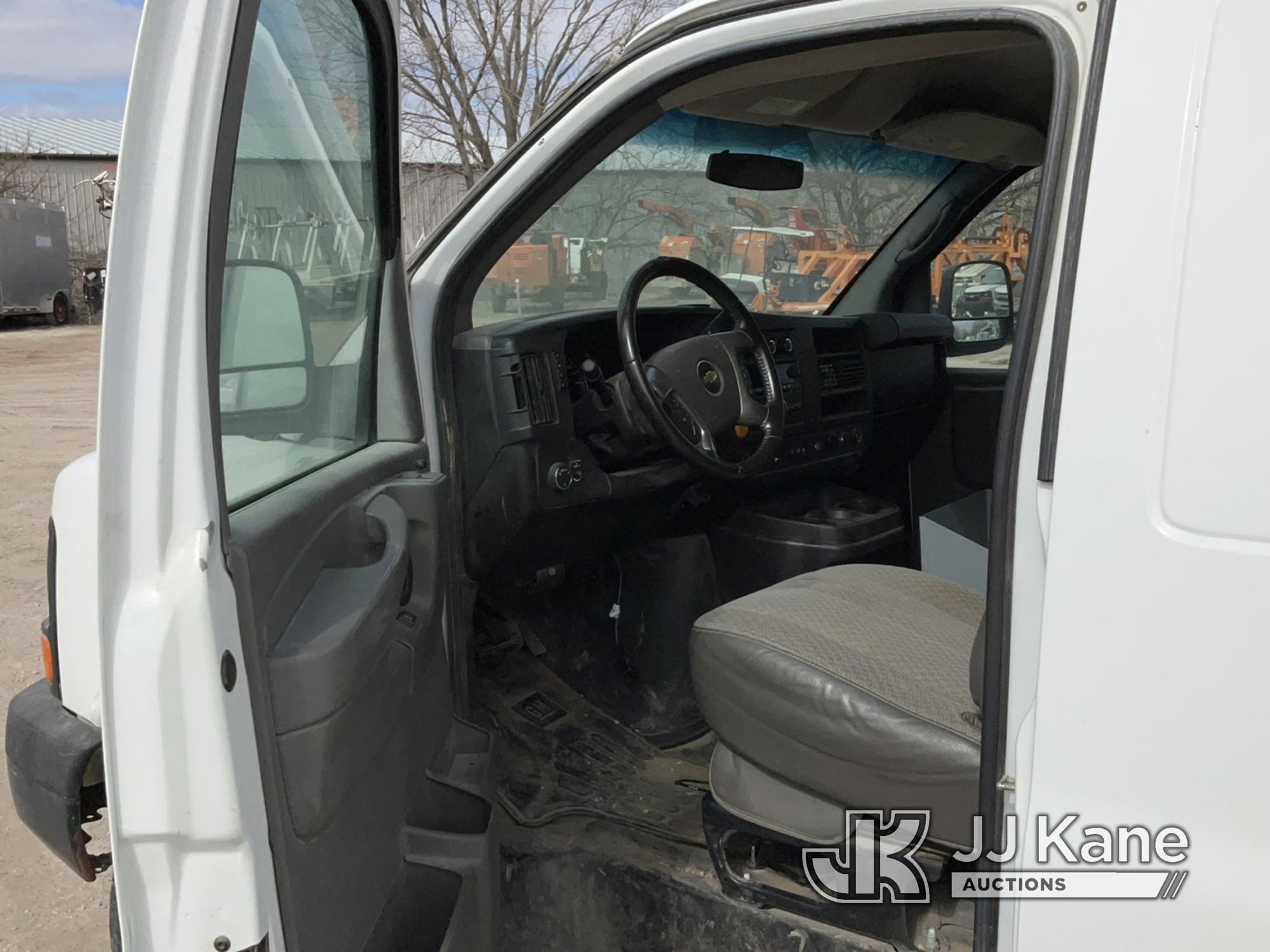 (Des Moines, IA) 2011 Chevrolet Express G2500 Cargo Van Runs & Moves