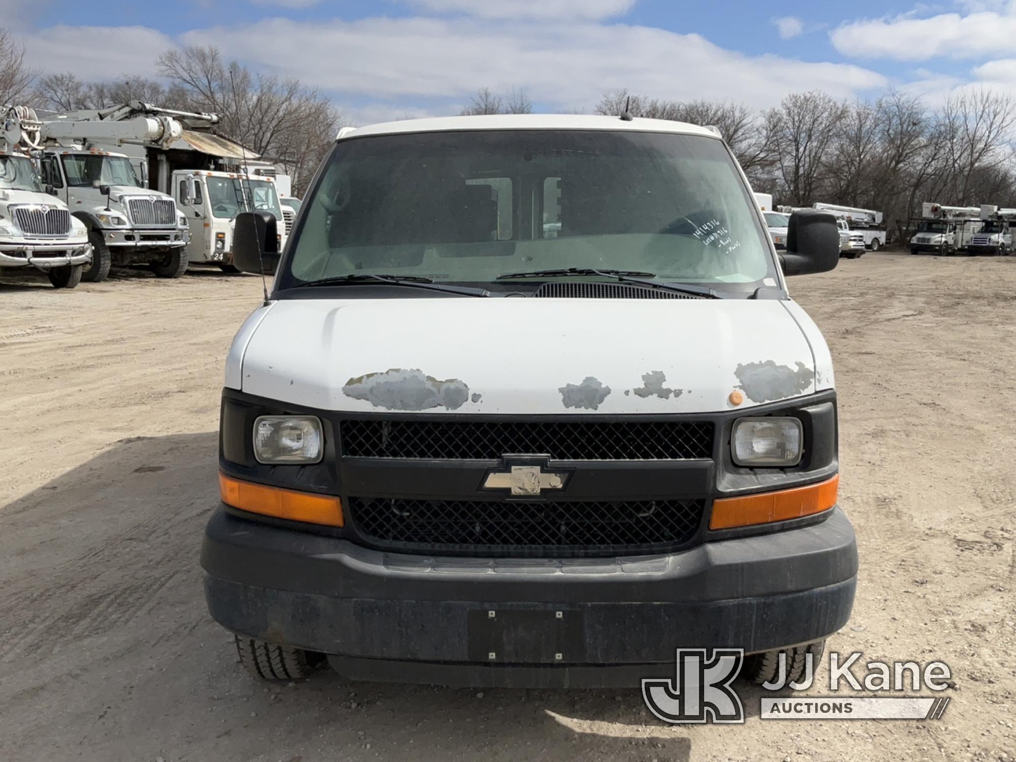 (Des Moines, IA) 2011 Chevrolet Express G2500 Cargo Van Runs & Moves