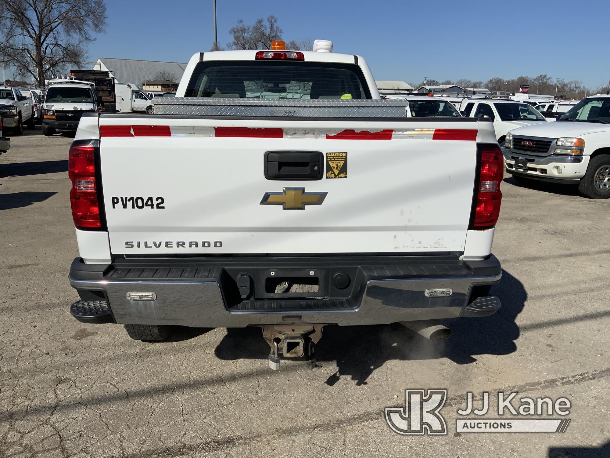 (South Beloit, IL) 2015 Chevrolet Silverado 2500HD 4x4 Extended-Cab Pickup Truck Runs, Moves, Rust D