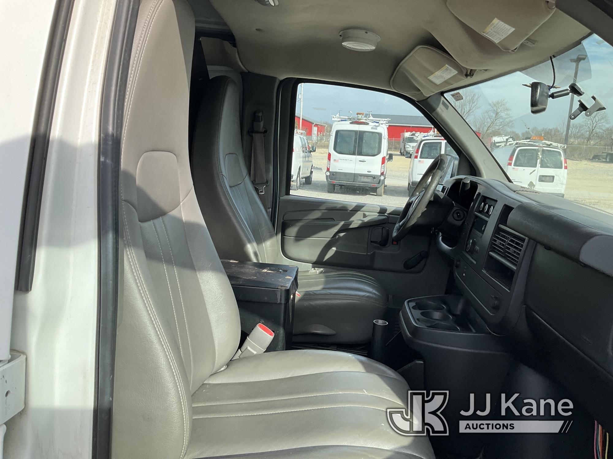 (Hawk Point, MO) 2010 Chevrolet Express 2500 Cargo Van Runs & Moves) (Paint Damage, Service Airbag L