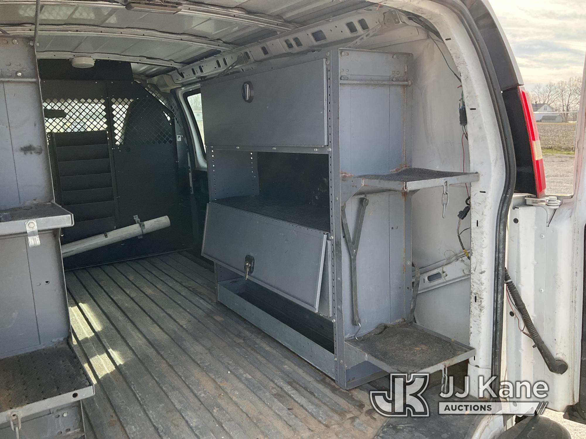 (Hawk Point, MO) 2010 Chevrolet Express 2500 Cargo Van Runs & Moves) (Paint Damage, Service Airbag L