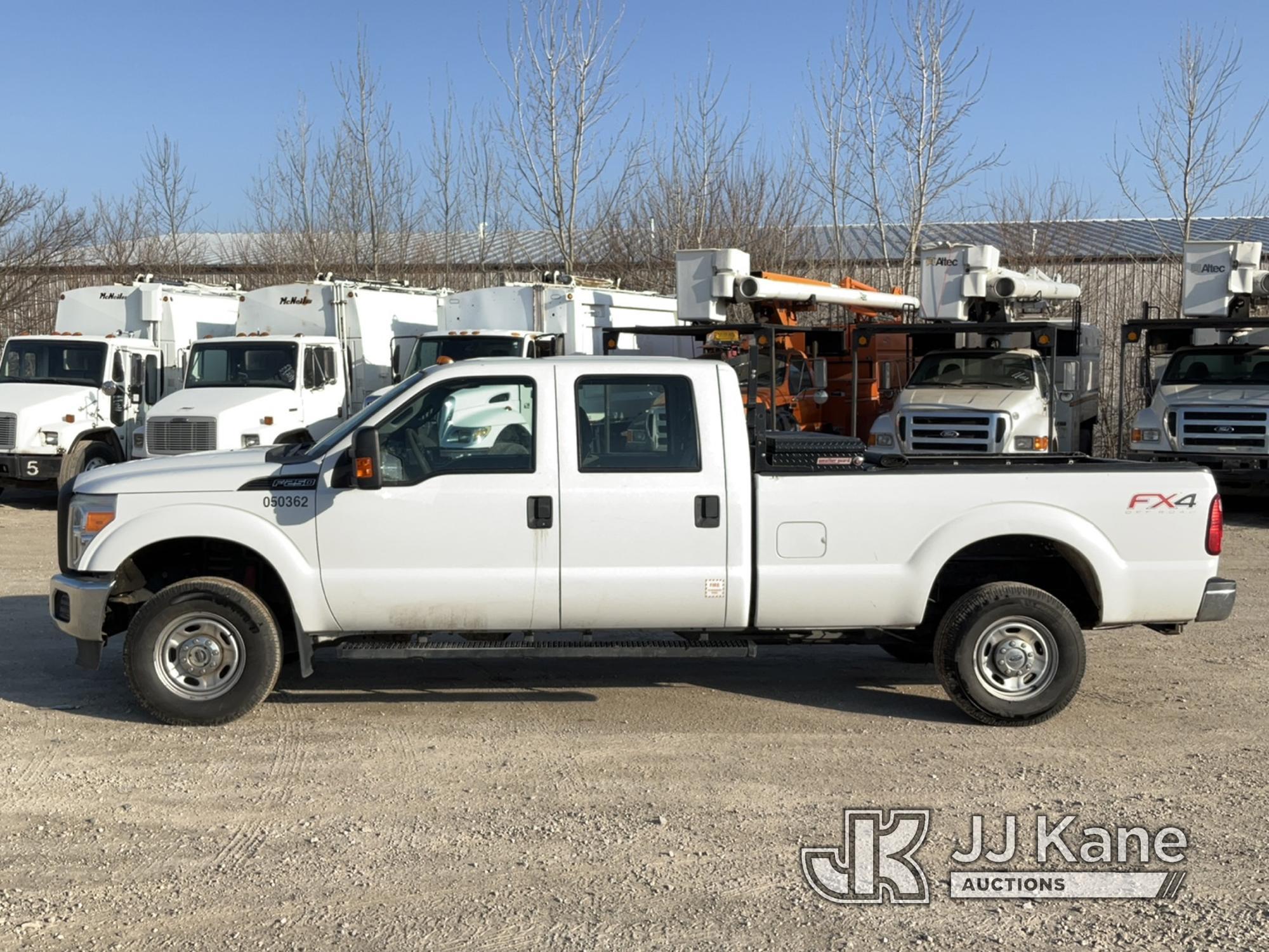 (Des Moines, IA) 2015 Ford F250 4x4 Crew-Cab Pickup Truck Runs & Moves) (R Side Mirror Damaged, Body