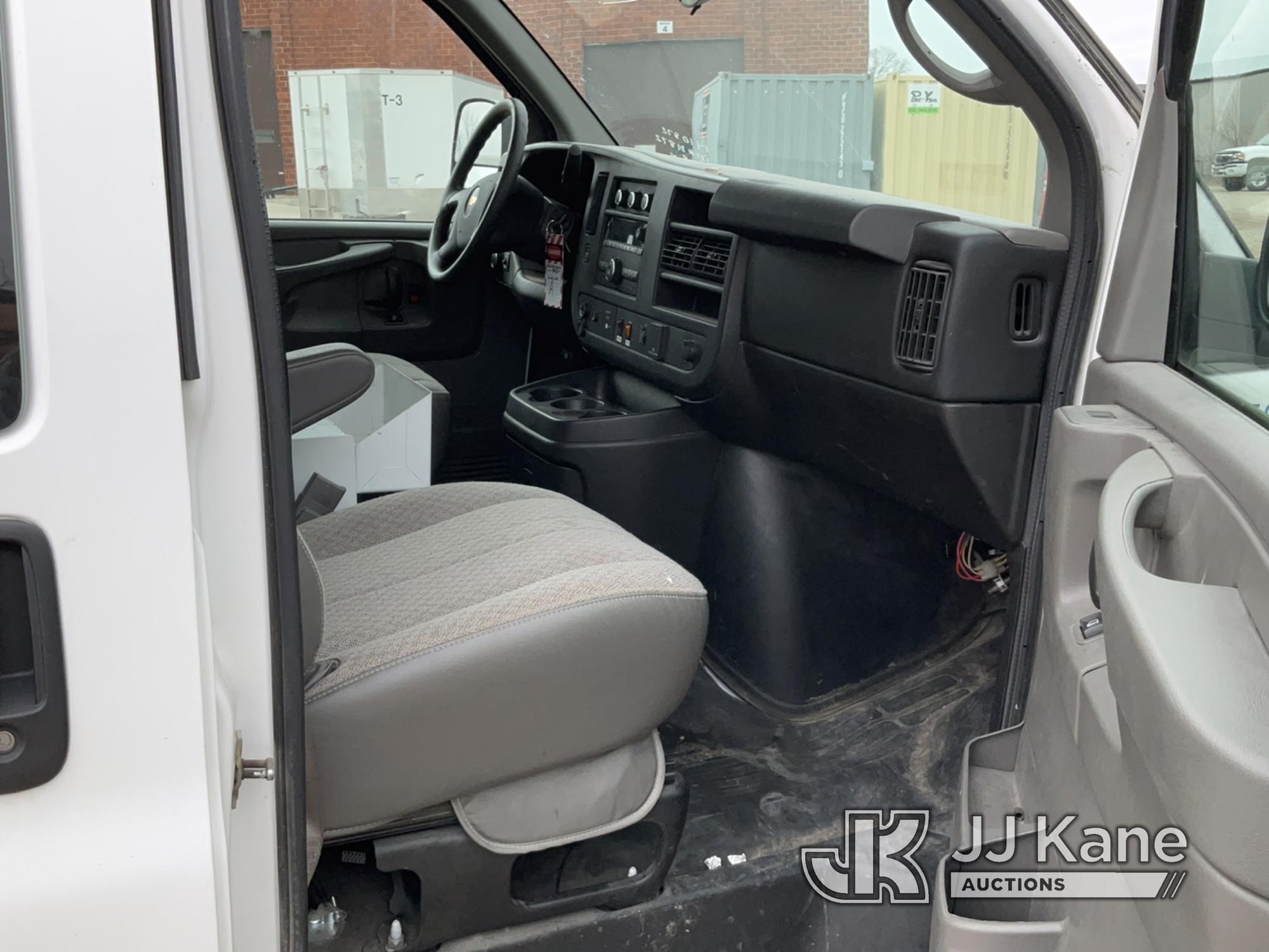 (Des Moines, IA) 2015 Chevrolet Express G3500 Cargo Van, Seller States: WINDSHIELD CRACKED. BRAKE CO