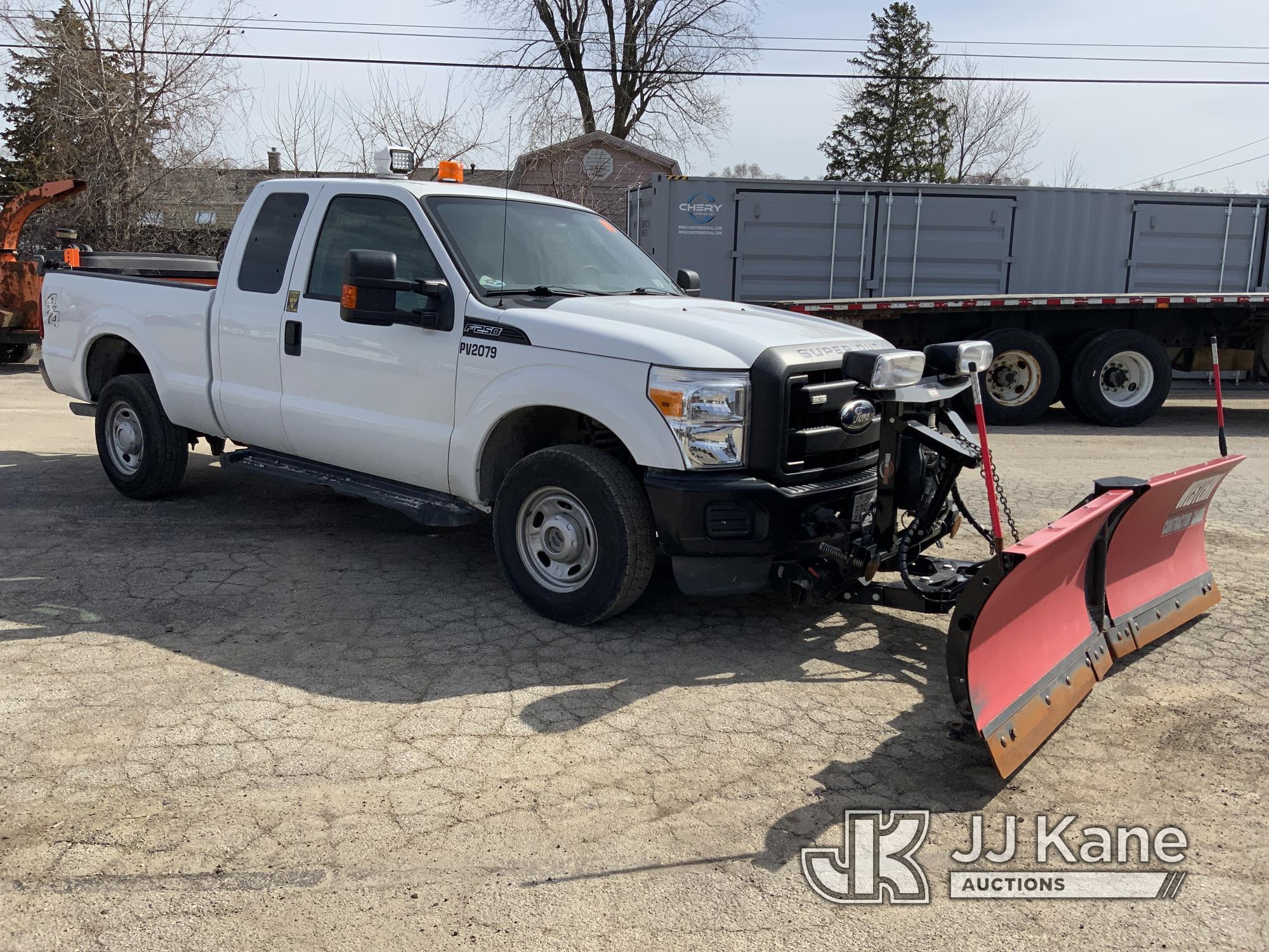 (South Beloit, IL) 2011 Ford F250 4x4 Extended-Cab Pickup Truck Runs & Moves) Plow Operates