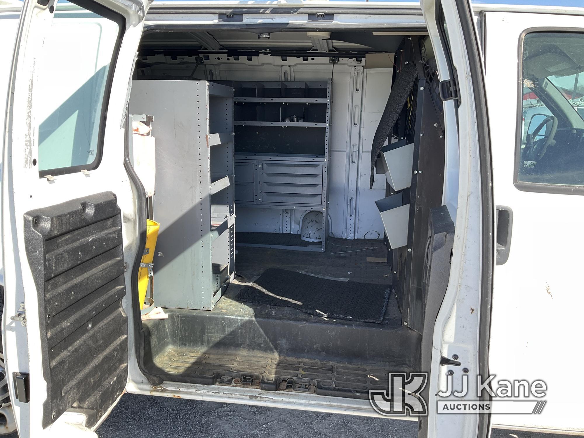 (Hawk Point, MO) 2010 Chevrolet Express G2500 Cargo Van Runs & Moves) (Paint damage).