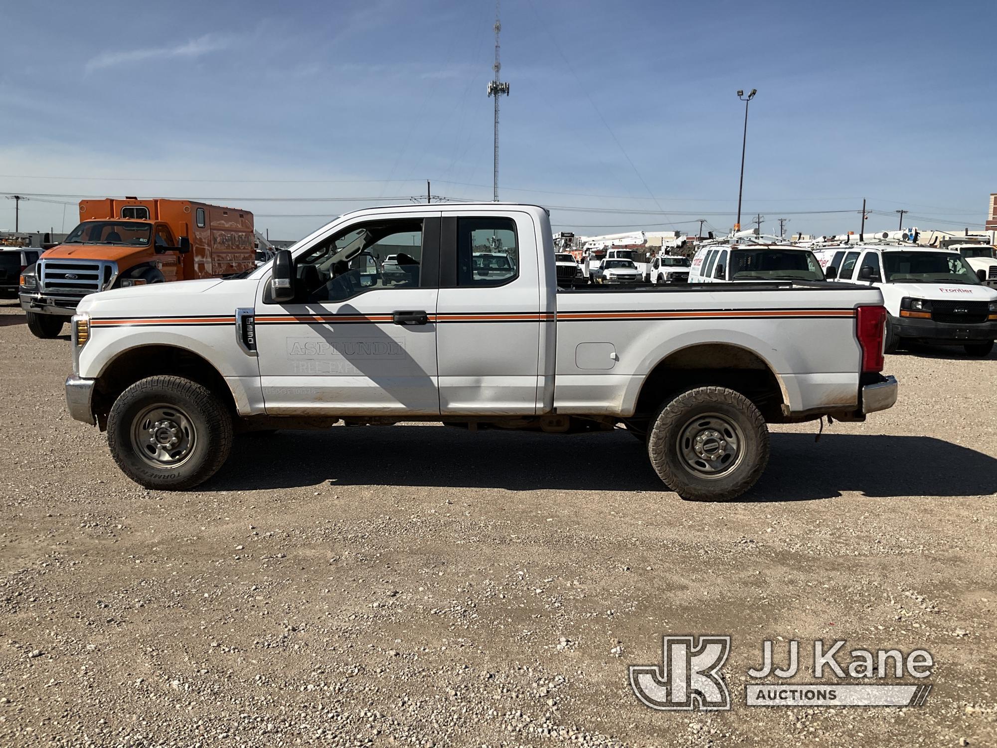 (Waxahachie, TX) 2019 Ford F250 4x4 Extended-Cab Pickup Truck Runs & Moves) (Body Damage, Cracked Wi