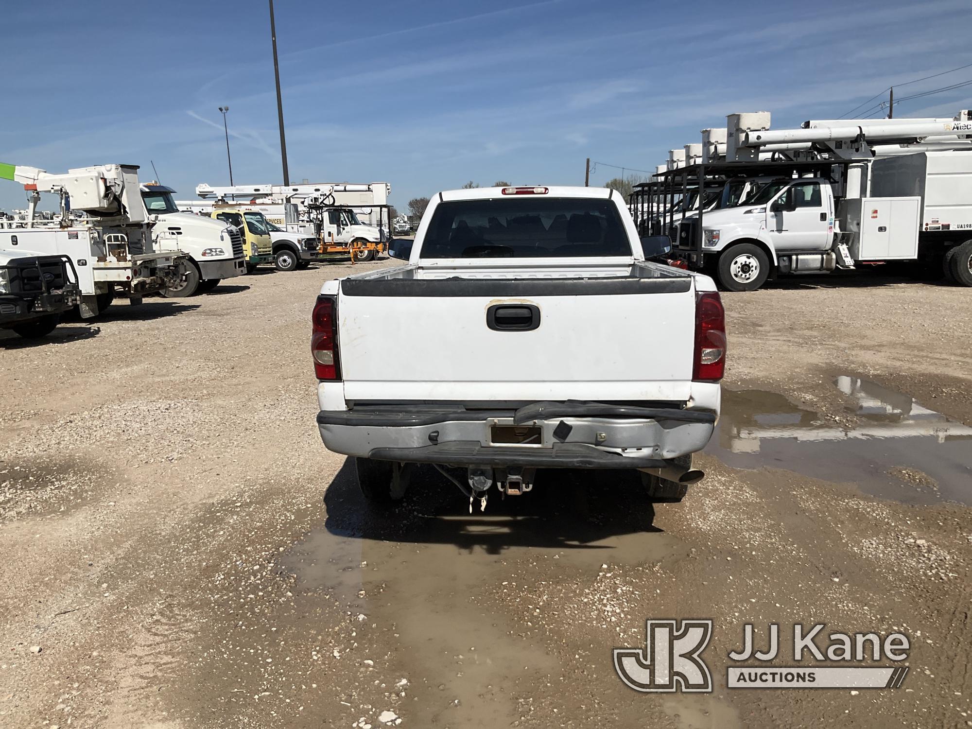 (Waxahachie, TX) 2007 Chevrolet Silverado 2500HD Pickup Truck Runs & Moves, Jump to Start, Body Dama