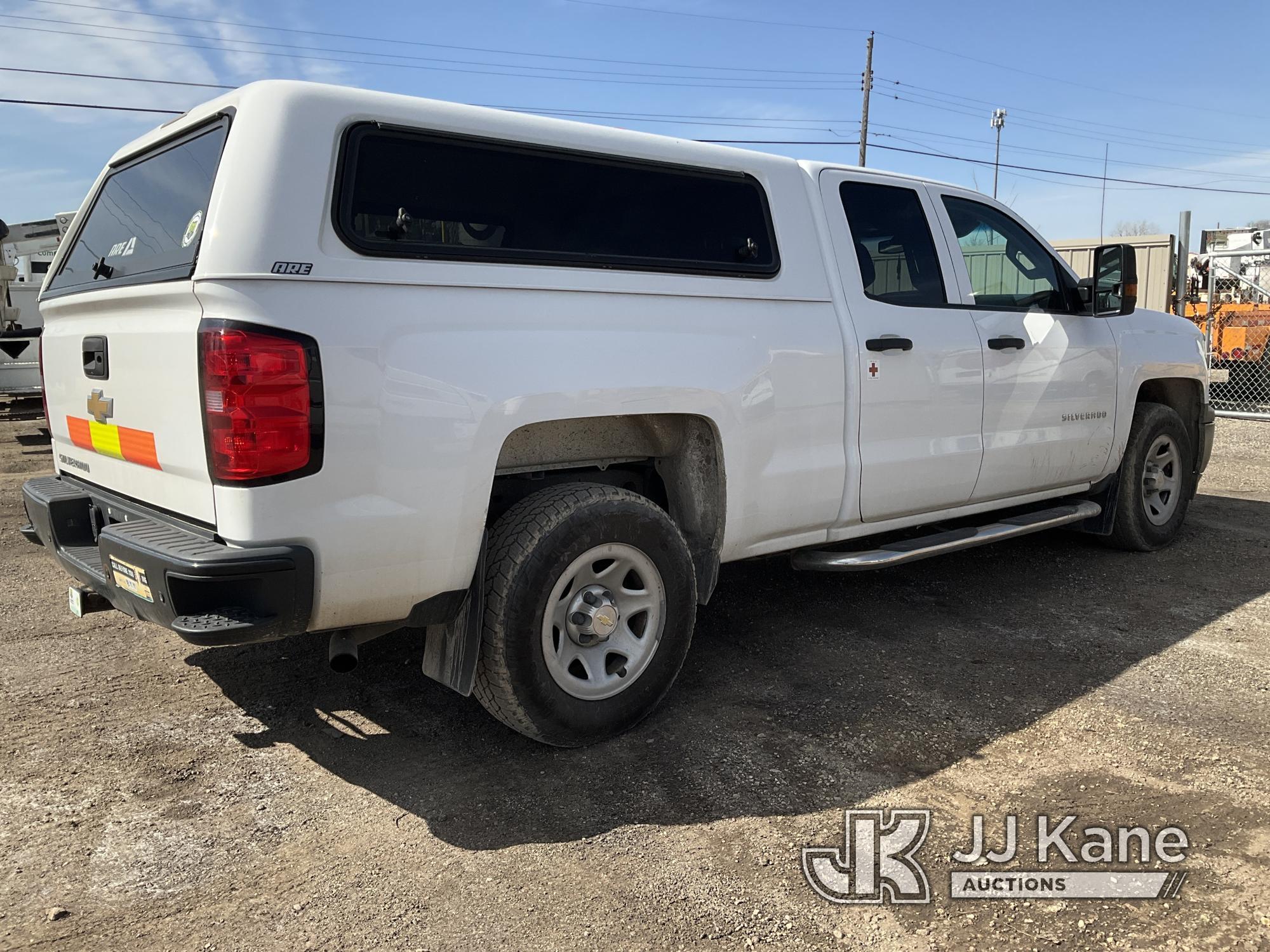 (South Beloit, IL) 2015 Chevrolet Silverado 1500 Extended-Cab Pickup Truck Runs & Moves) (Paint Dama