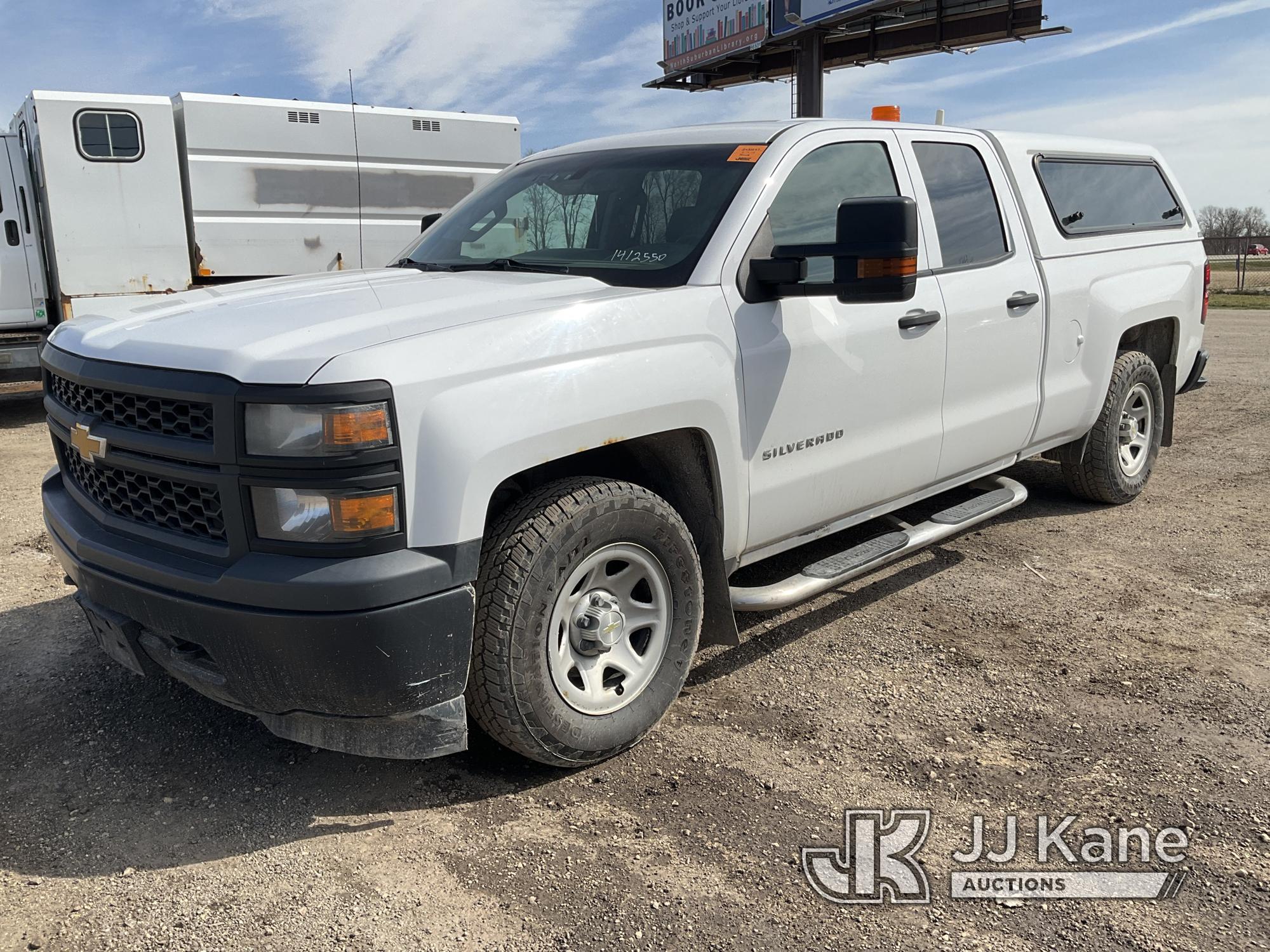 (South Beloit, IL) 2015 Chevrolet Silverado 1500 Extended-Cab Pickup Truck Runs & Moves) (Paint Dama