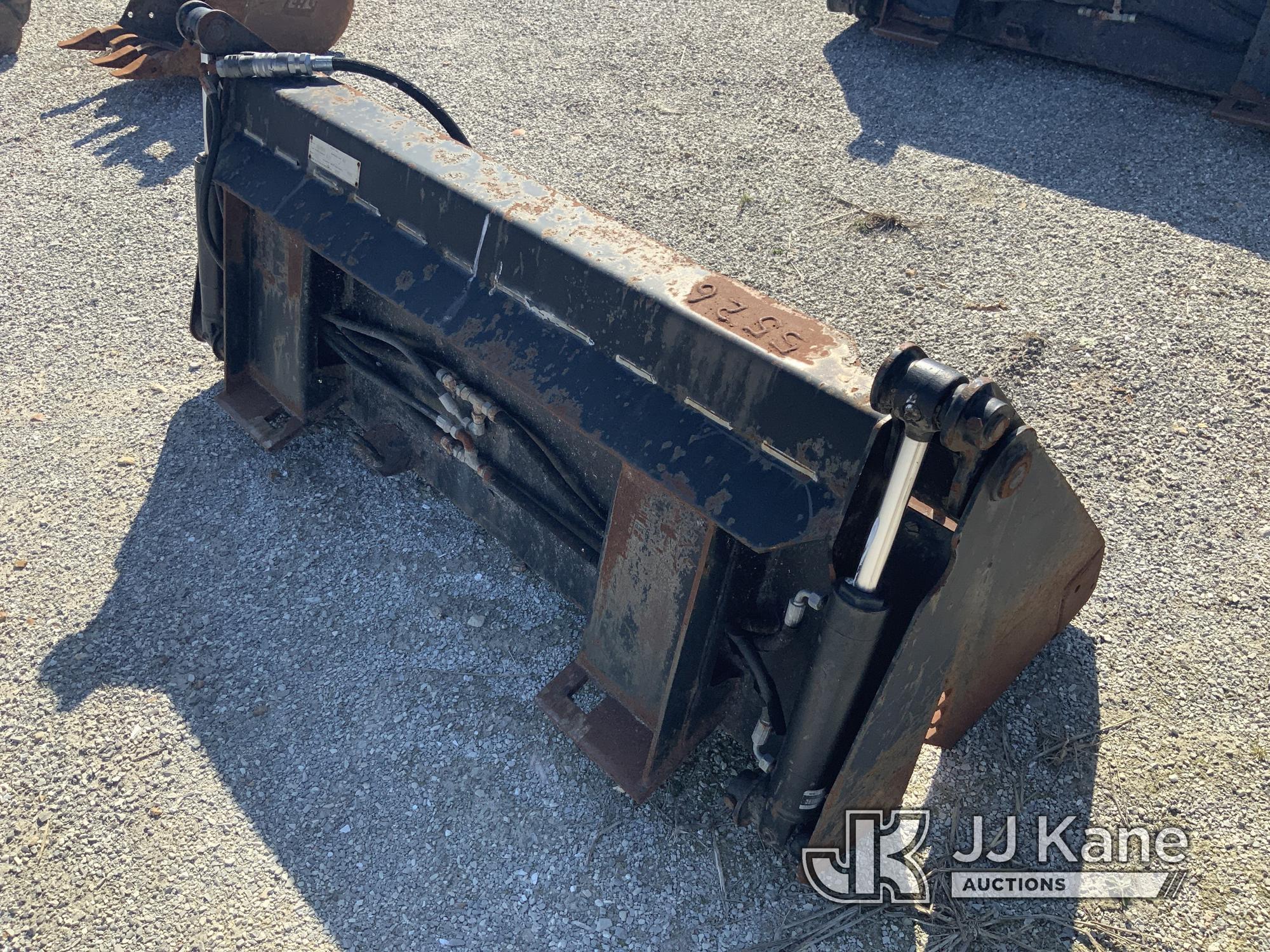 (Hawk Point, MO) JCB 1CX Clamshell Bucket (Condition Unknown) NOTE: This unit is being sold AS IS/WH