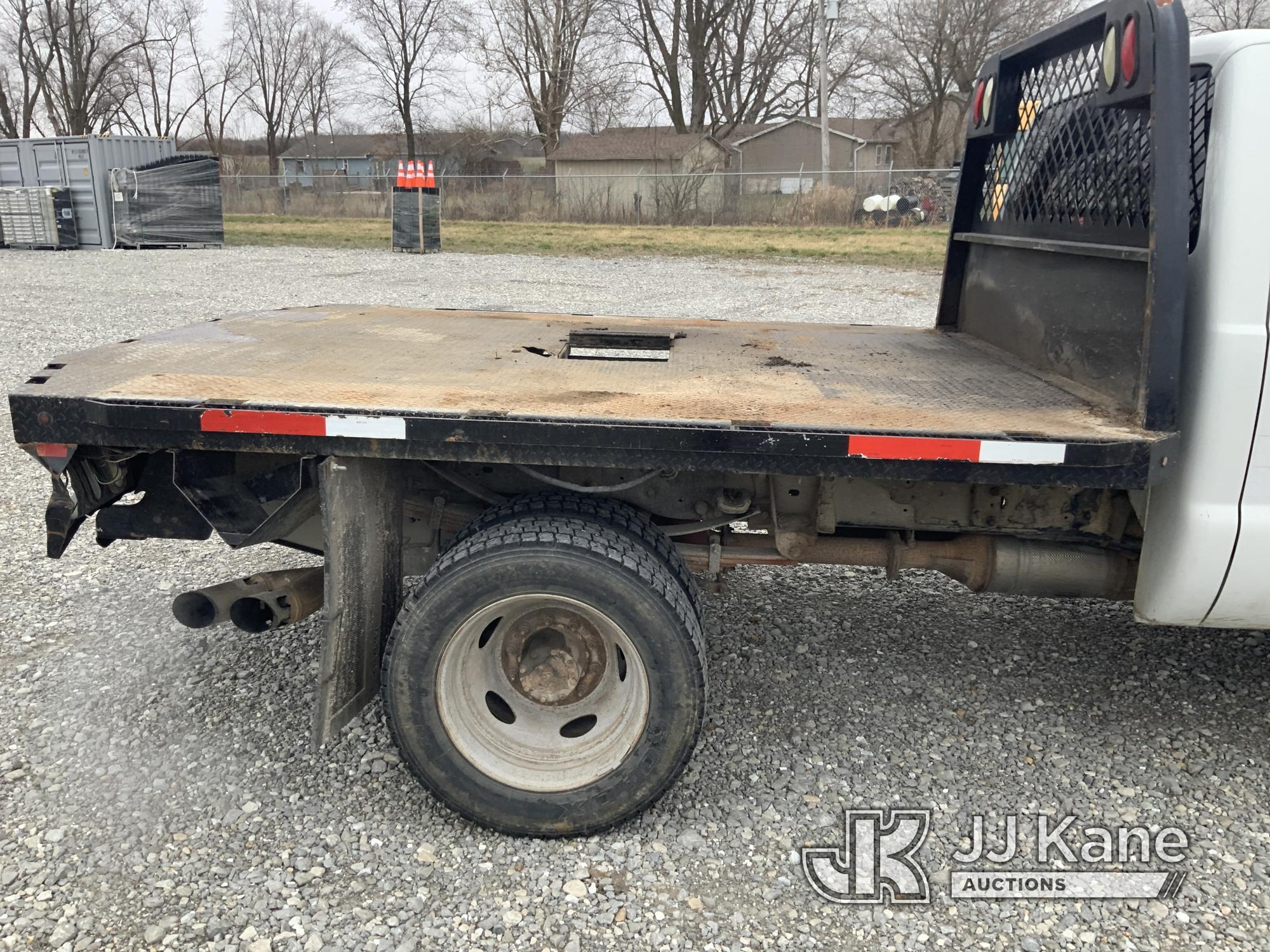 (Hawk Point, MO) 2011 Ford F550 Flatbed Truck Runs & moves) (Body & Paint Damage. Seller States: DEF