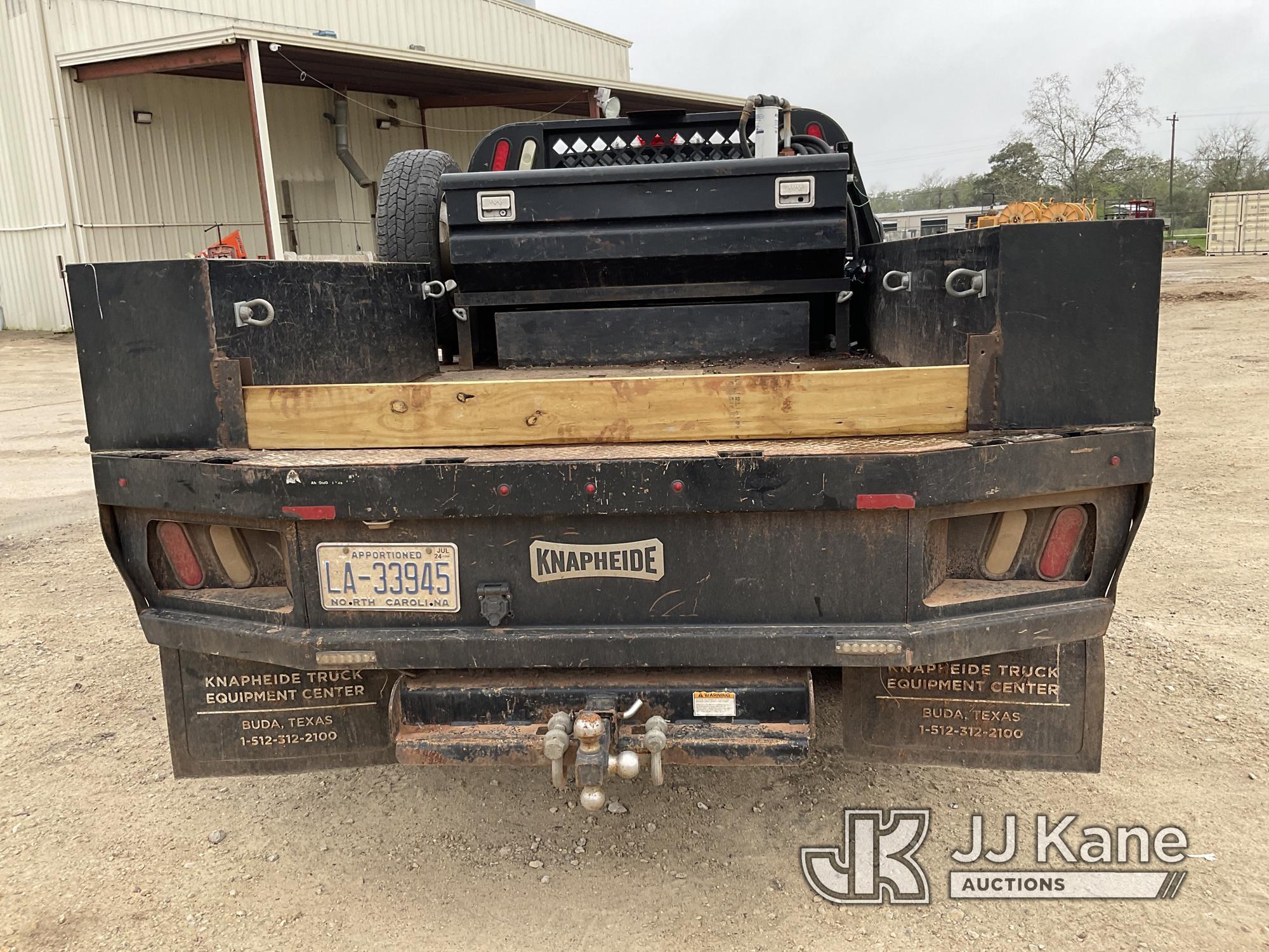 (Alvin, TX) 2017 Ford F350 4x4 Crew-Cab Flatbed/Service Truck Runs & Moves) (Check Engine Light On