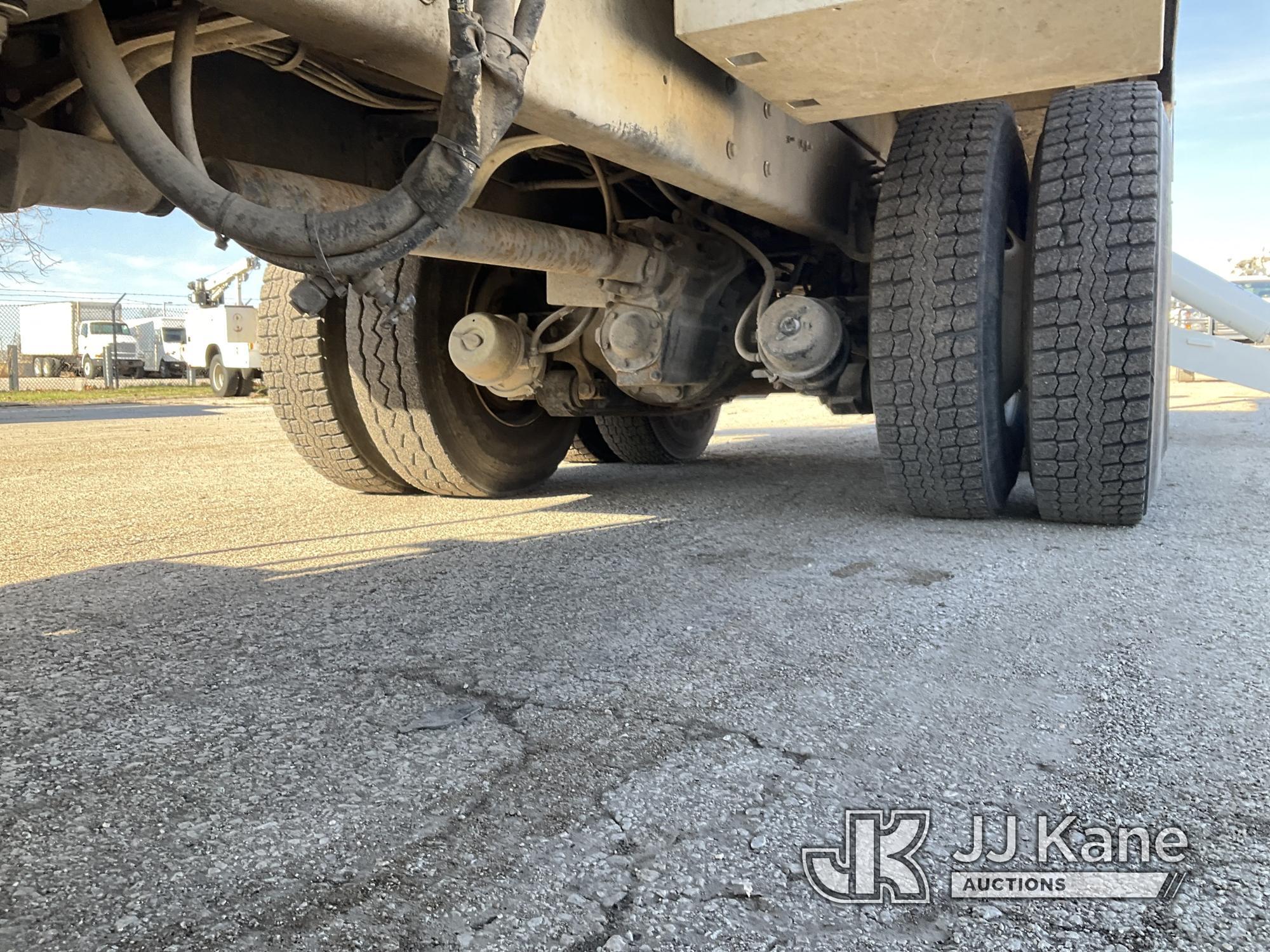 (Kansas City, MO) Altec AM900-E100, Double-Elevator Bucket Truck rear mounted on 2011 International