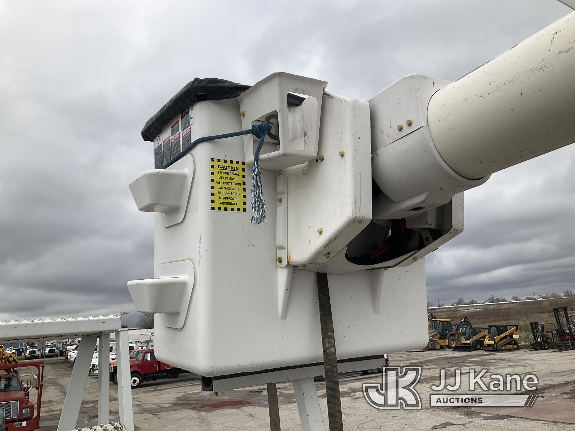 (Kansas City, MO) Altec AM900-E100, Double-Elevator Bucket Truck rear mounted on 2014 Freightliner M