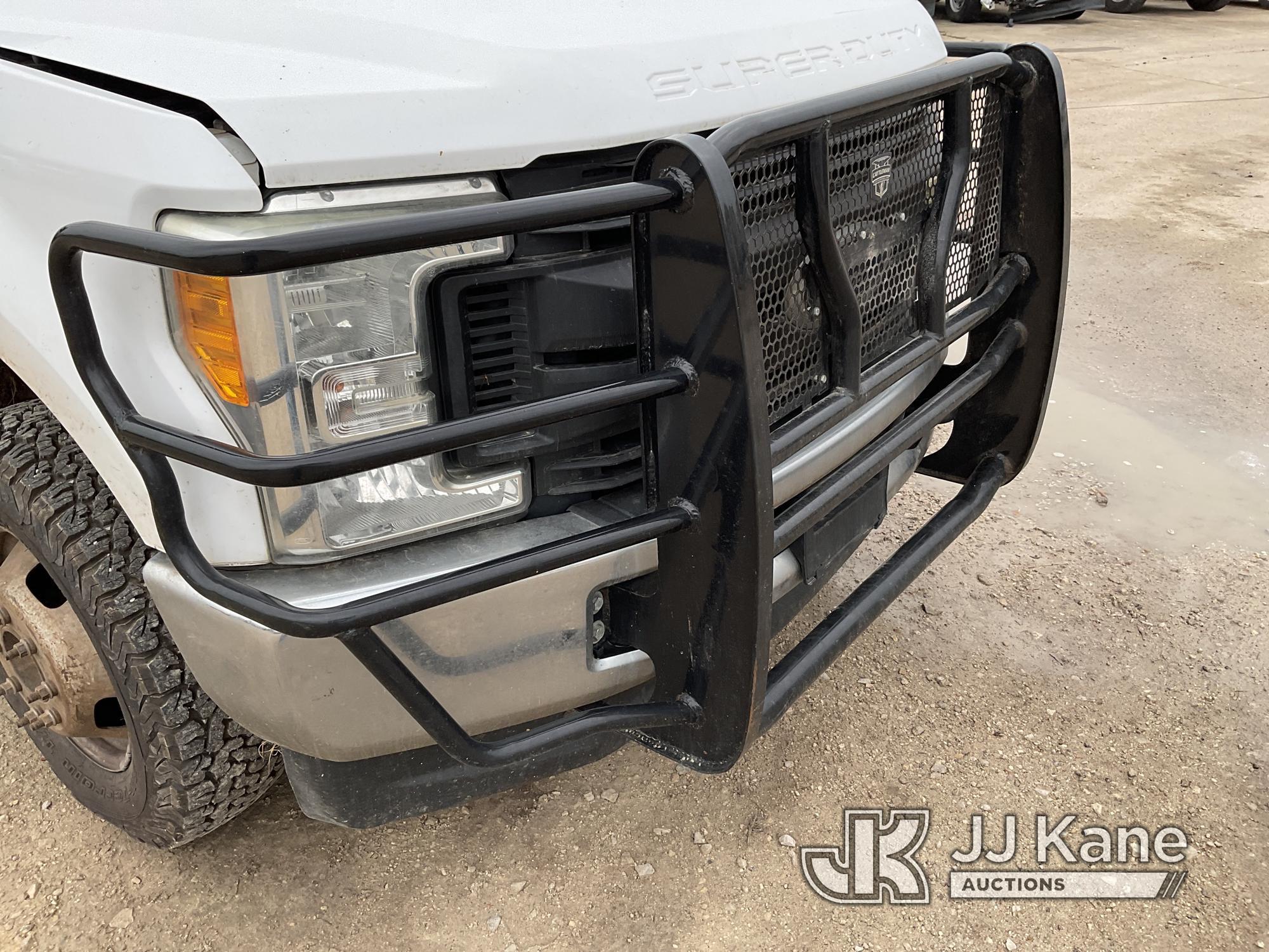 (Alvin, TX) 2017 Ford F350 4x4 Crew-Cab Flatbed/Service Truck Runs & Moves) (Check Engine Light On