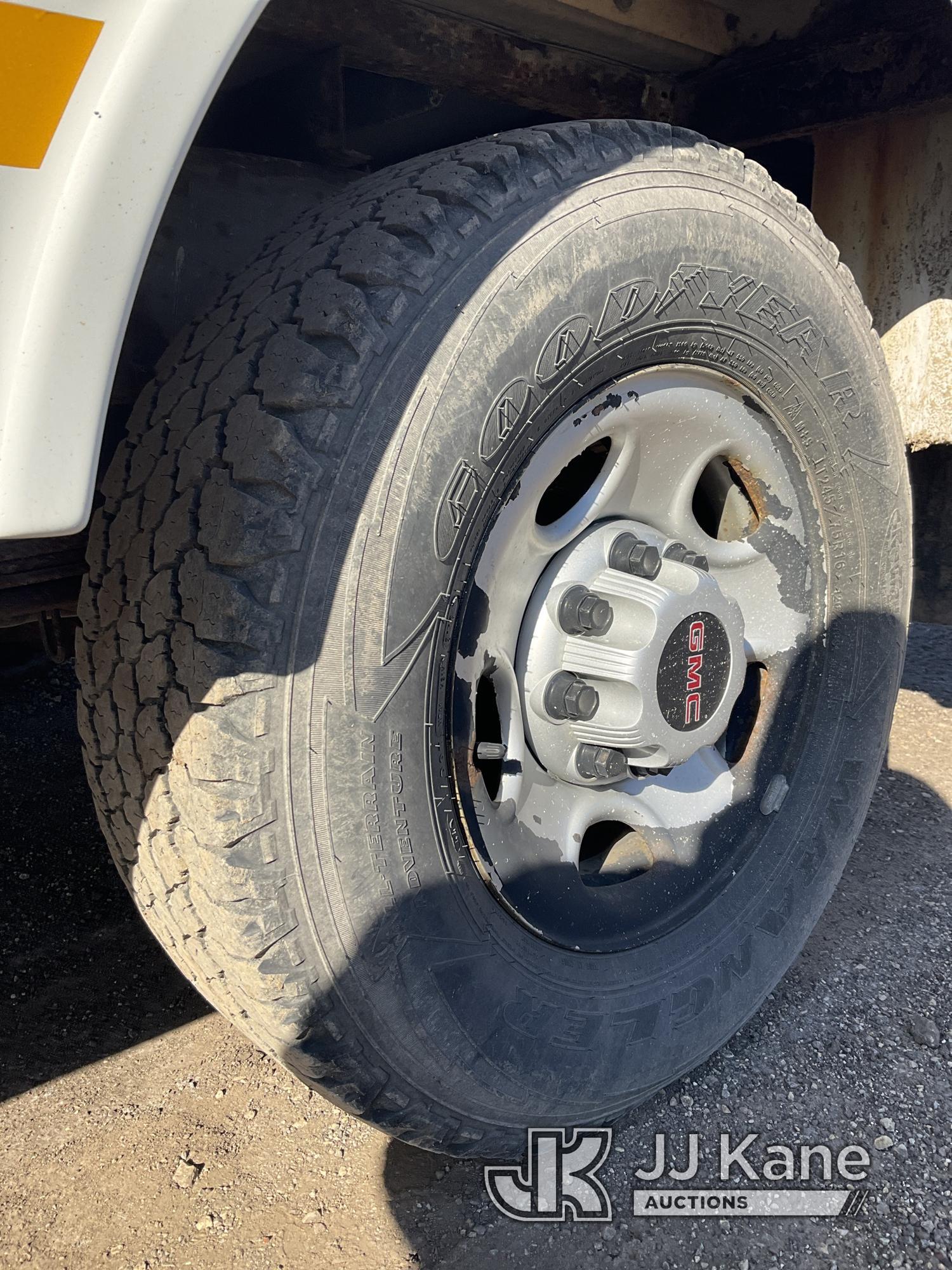 (South Beloit, IL) 2007 GMC Sierra 2500HD 4x4 Extended-Cab Service Truck Runs & Moves) (Cracked Pass