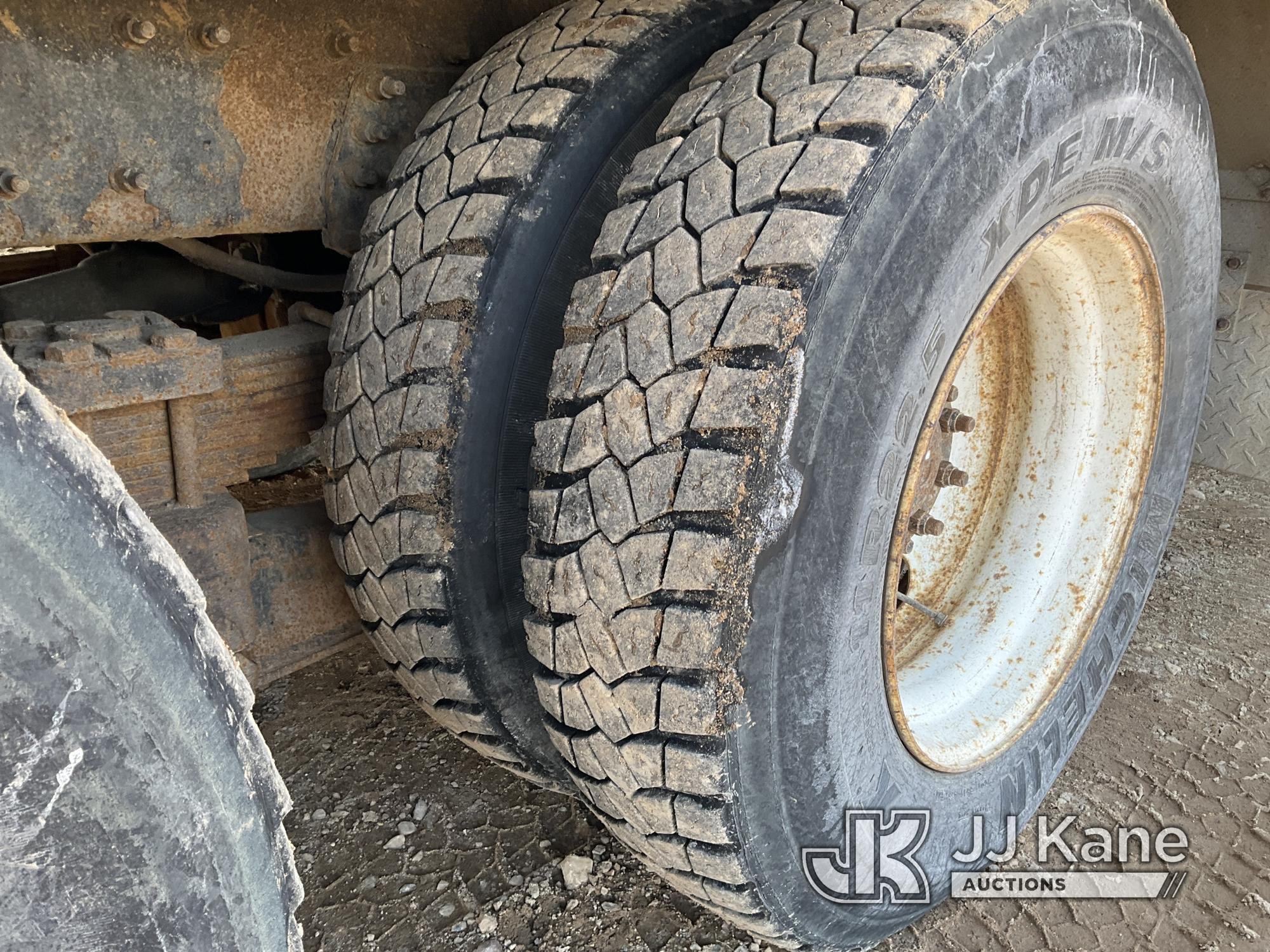 (Shakopee, MN) Versalift VXD-50, Digger Derrick rear mounted on 2005 International 7400 T/A Utility