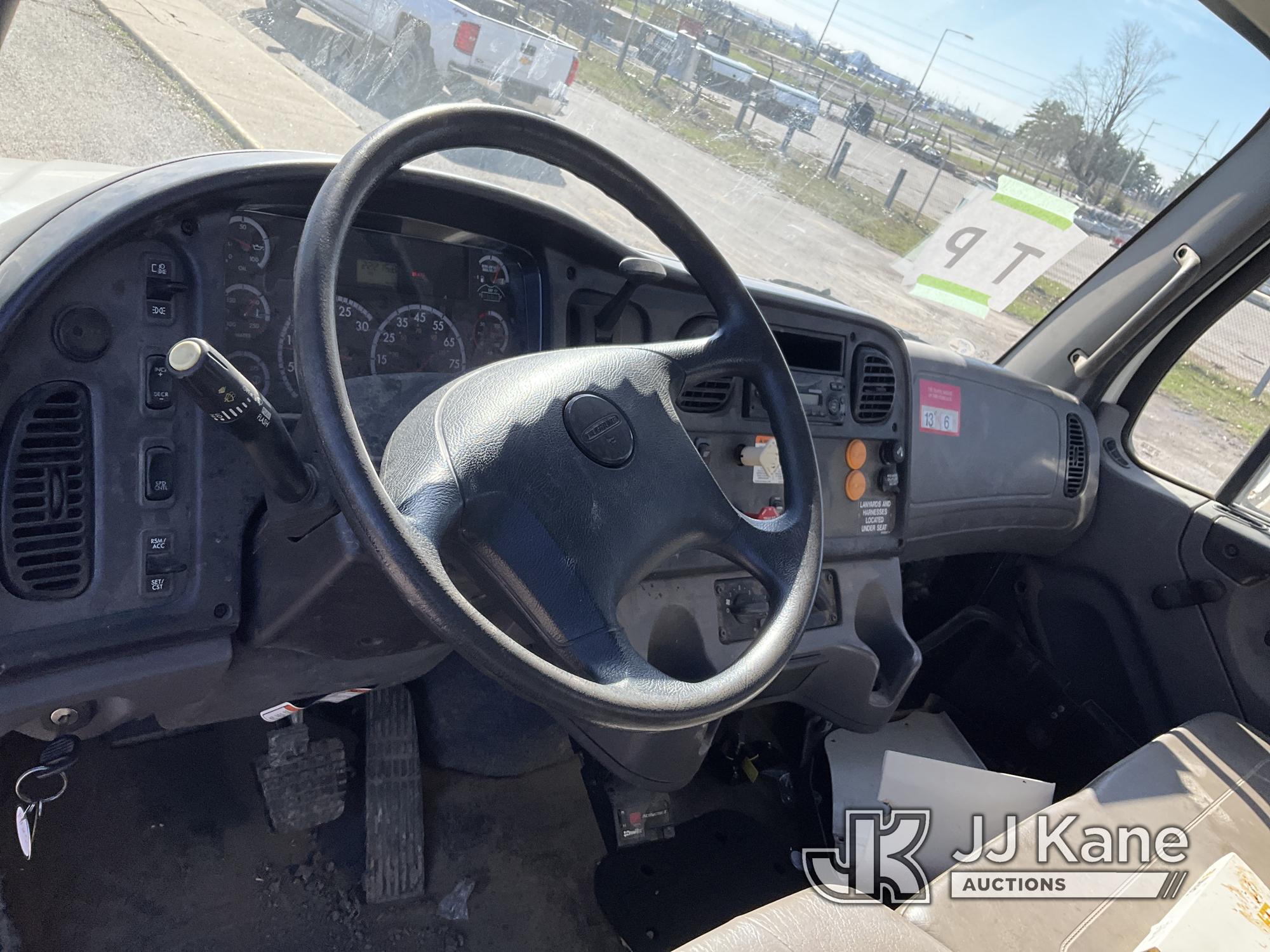 (Kansas City, MO) Altec AM900-E100, Double-Elevator Bucket Truck rear mounted on 2014 Freightliner M