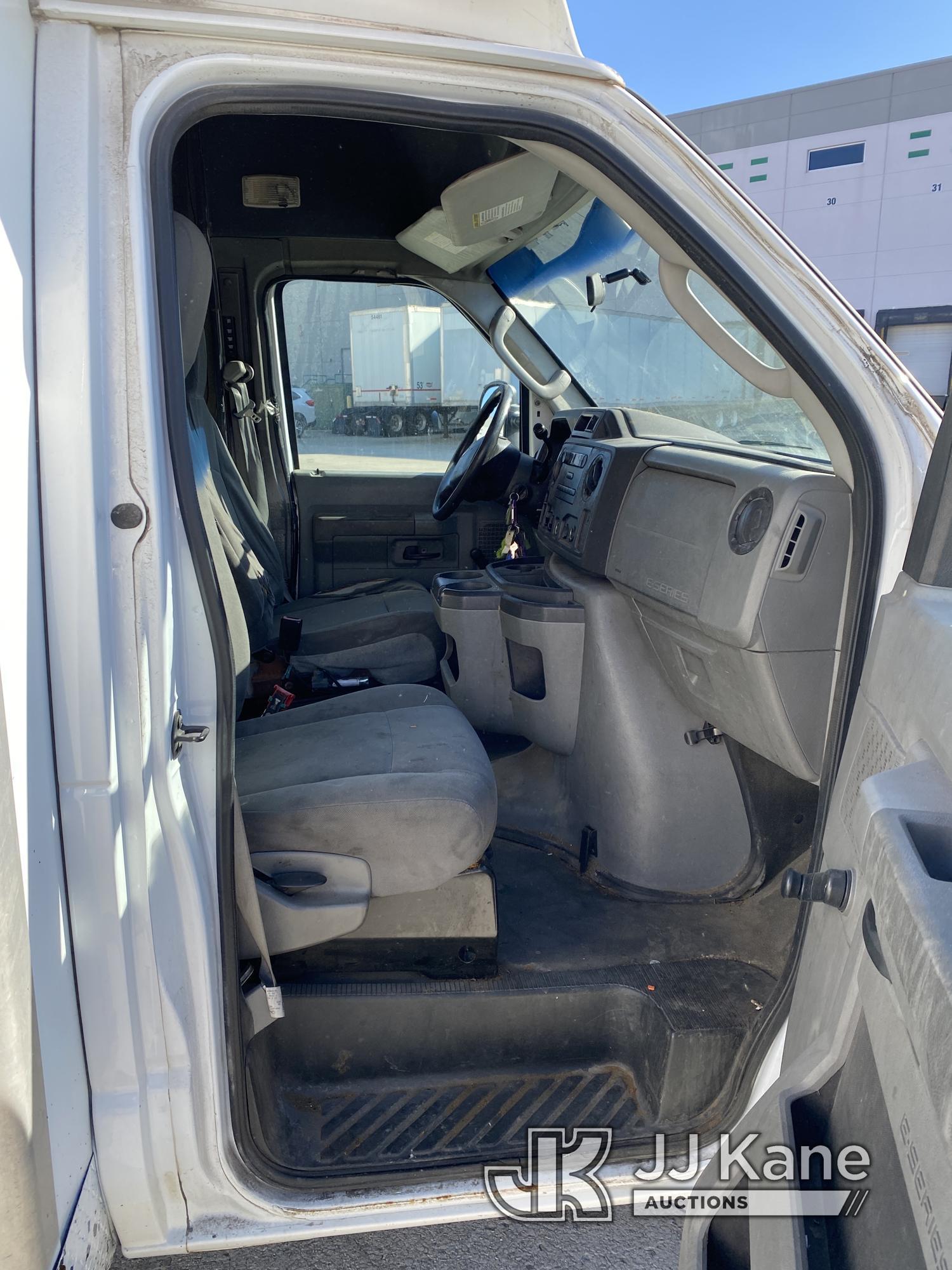 (Bedford Park, IL) 2011 Ford E350 Cutaway Enclosed Service Van Runs, Moves.  ABS Light.  Rear Passen