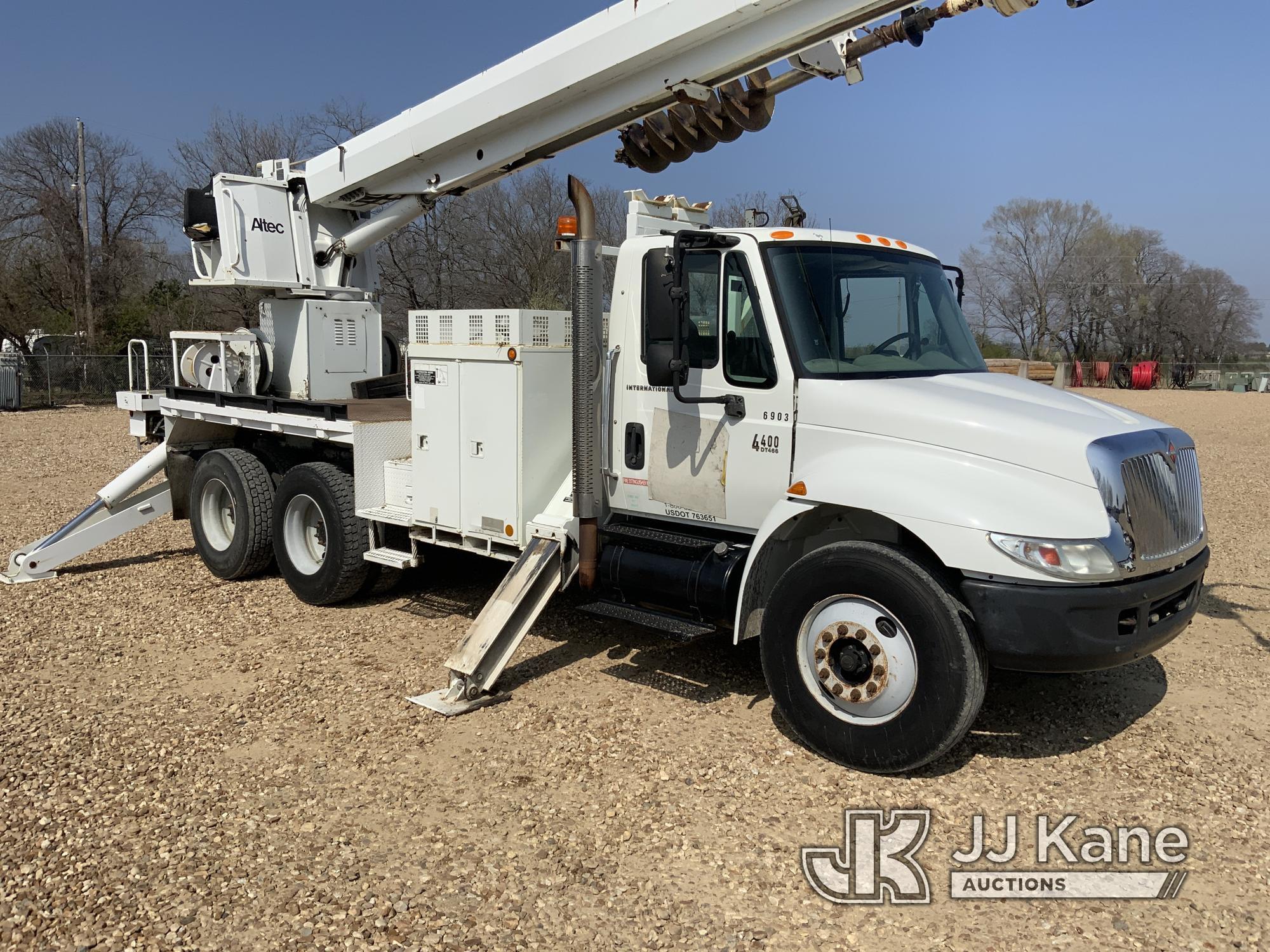 (Sallisaw, OK) Altec D2055-TR, Digger Derrick rear mounted on 2003 International 4400 T/A Flatbed/Ut