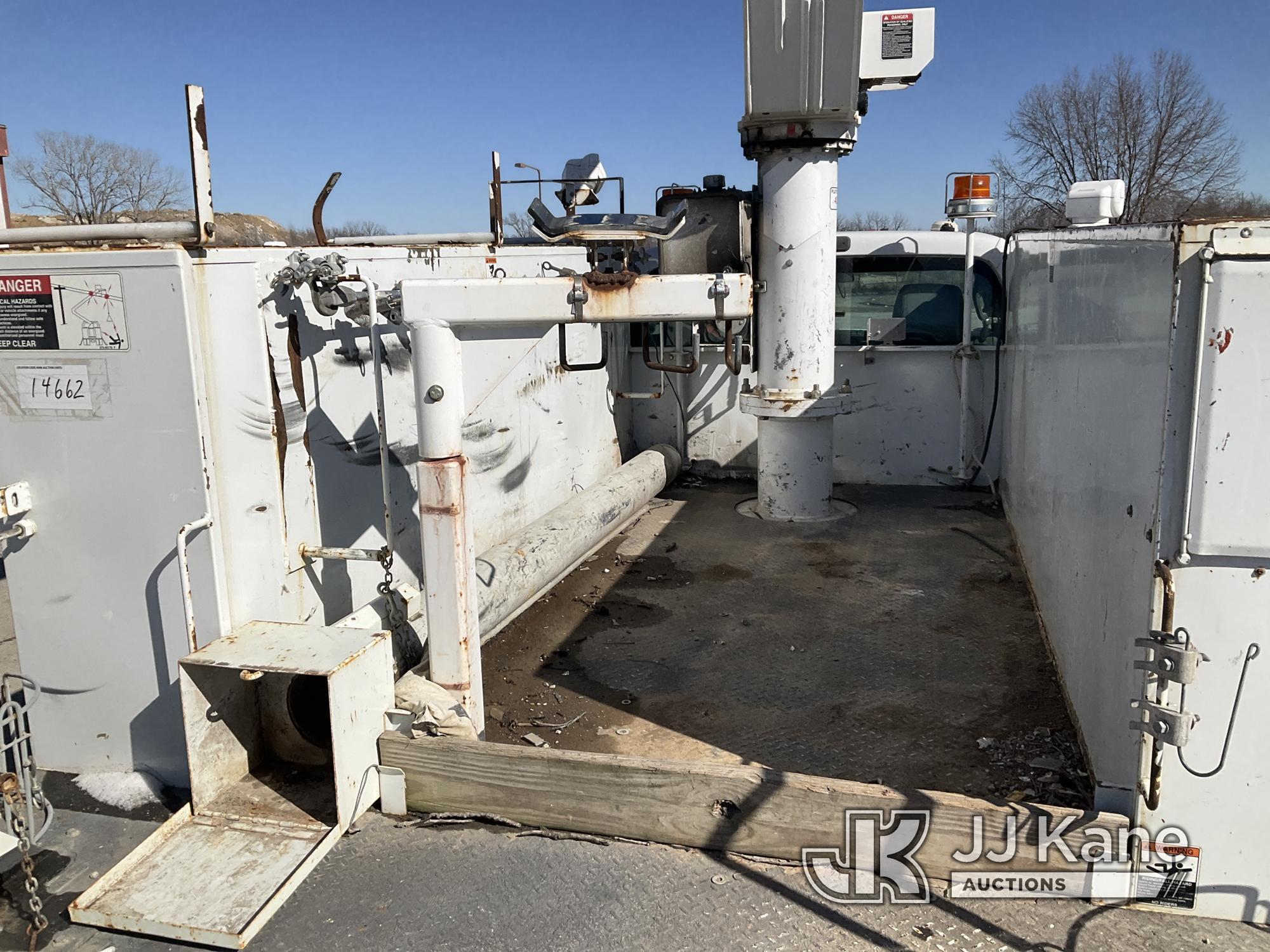 (Kansas City, MO) Altec AT37G, Articulating & Telescopic Bucket mounted behind cab on 2015 Ford F550