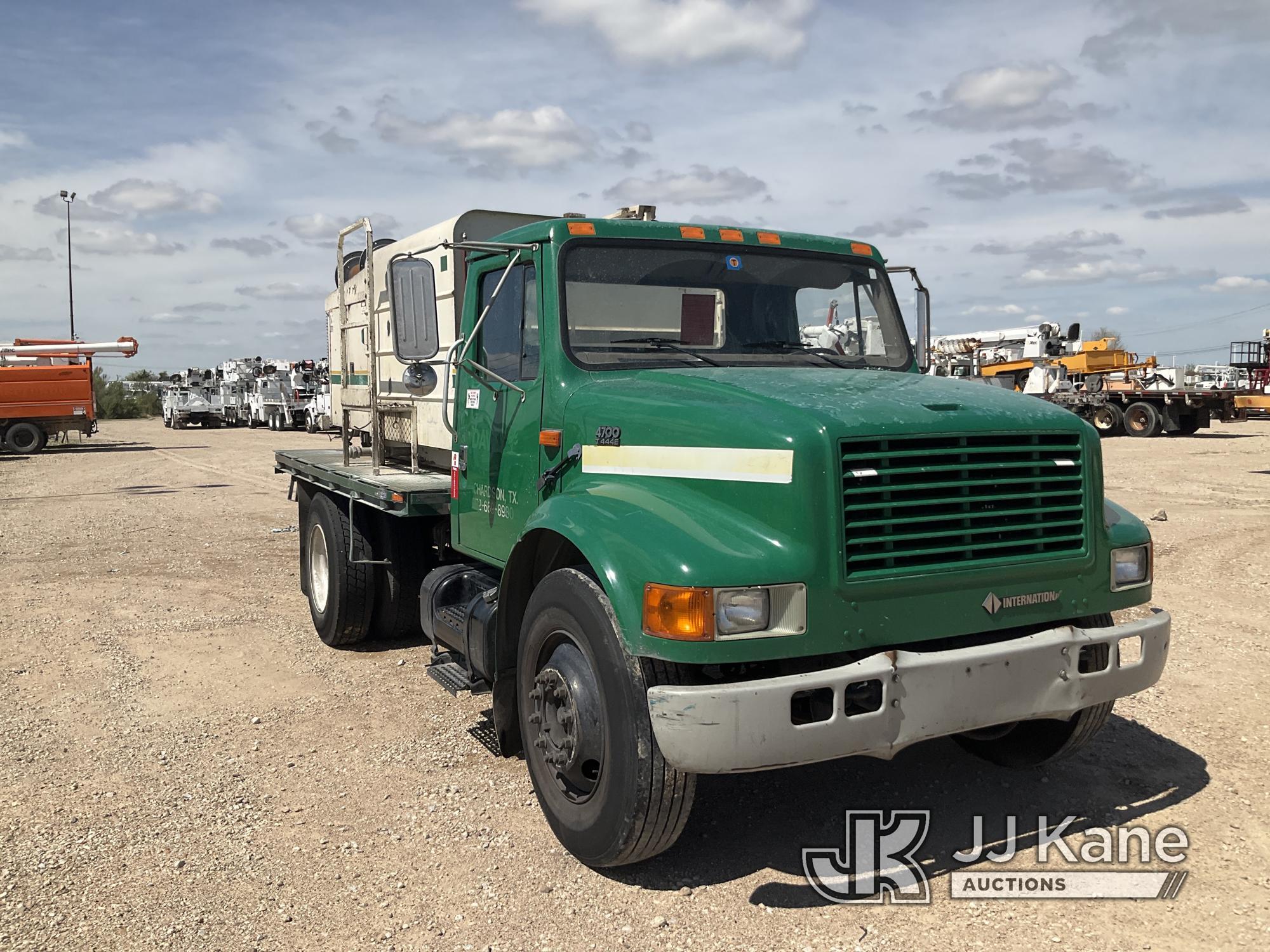 (Waxahachie, TX) 2002 International 4700 Spray Truck, Selling with unit 7070208 Runs & Moves) (Jump