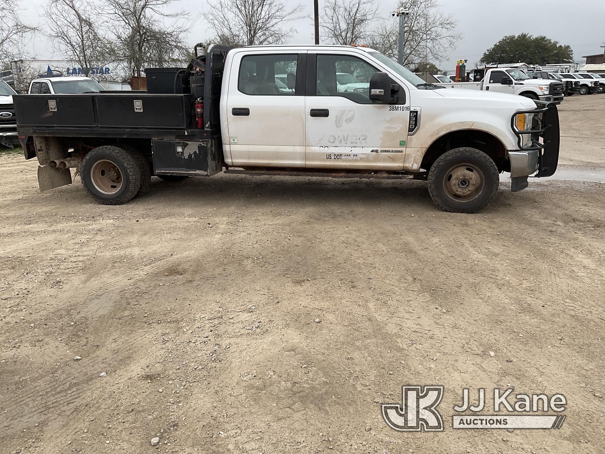 (Alvin, TX) 2017 Ford F350 4x4 Crew-Cab Flatbed/Service Truck Runs & Moves) (Check Engine Light On