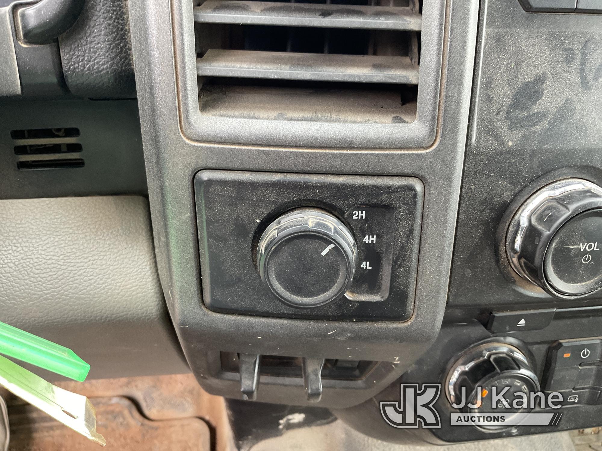 (Alvin, TX) 2017 Ford F350 4x4 Crew-Cab Flatbed/Service Truck Runs & Moves) (Check Engine Light On