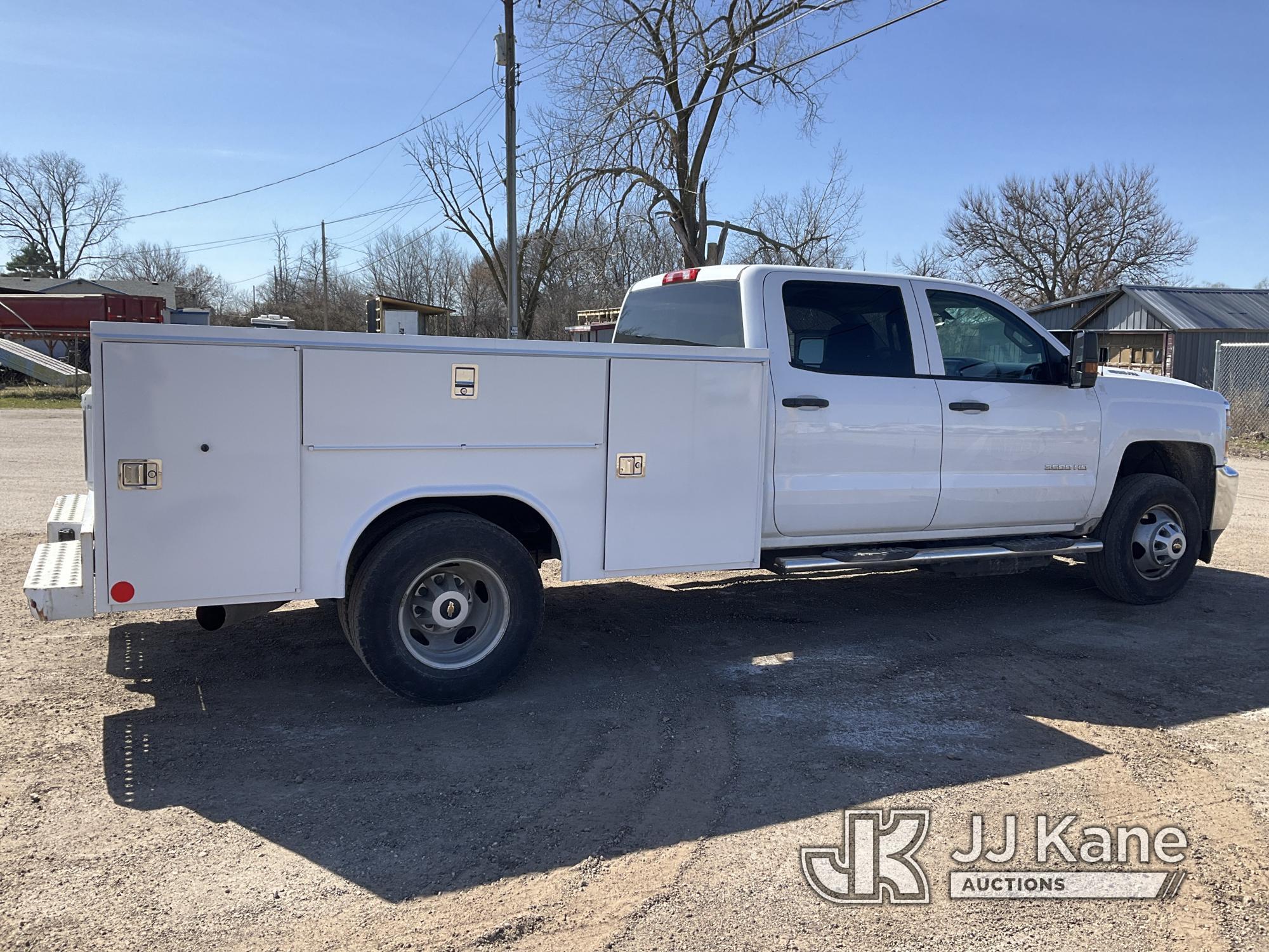 (South Beloit, IL) 2019 Chevrolet Silverado 3500HD 4x4 Crew-Cab Service Truck Runs & Move) ( ABS Lig