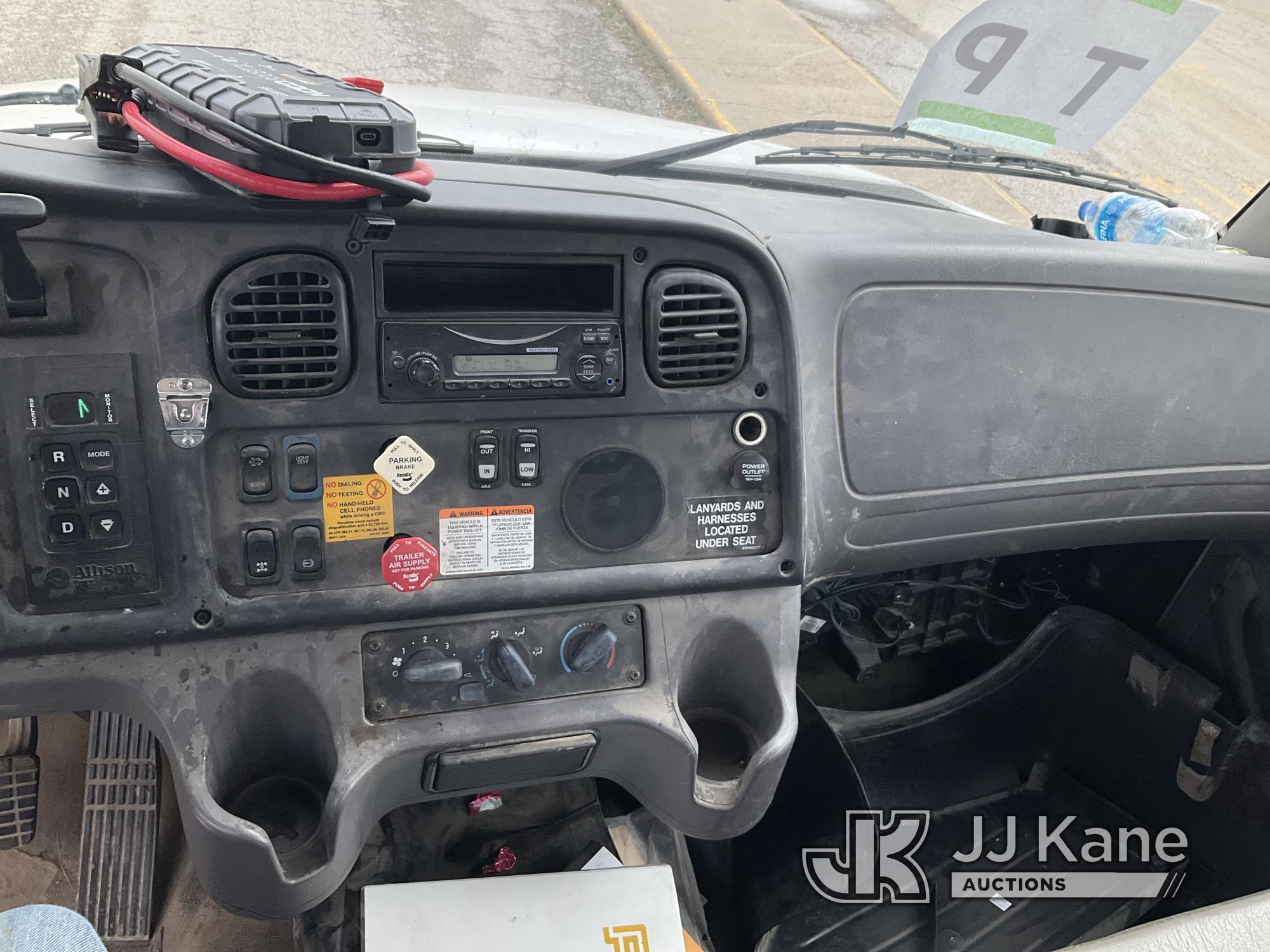 (Kansas City, MO) Altec AM900-E100, Double-Elevator Bucket Truck rear mounted on 2014 Freightliner M