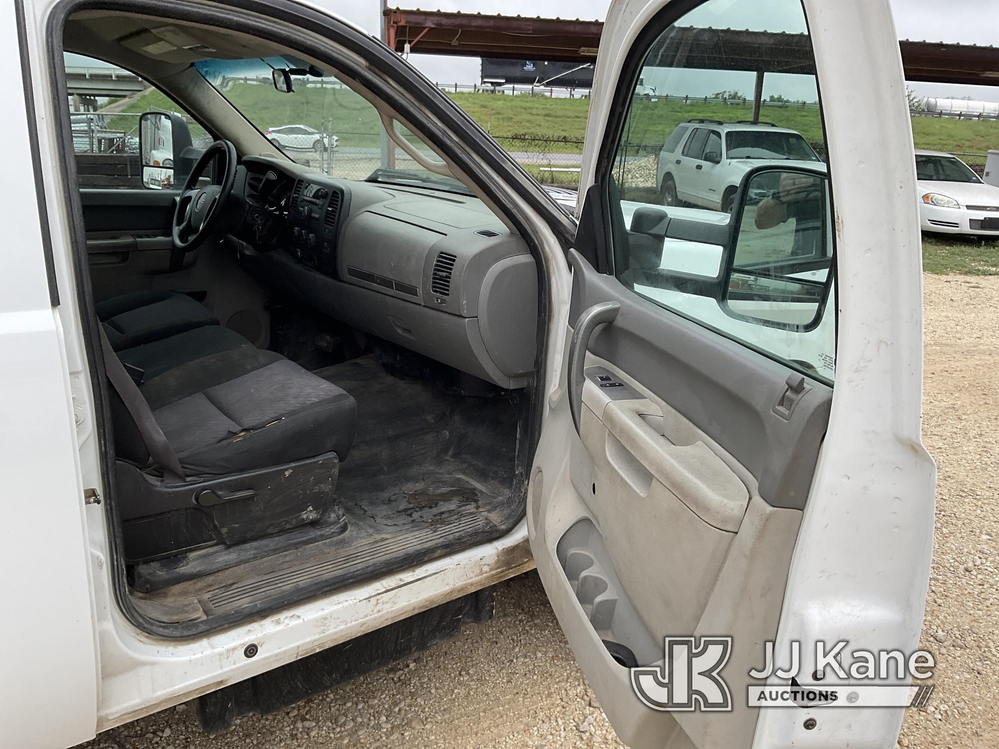 (San Antonio, TX) 2014 Chevrolet Silverado 3500HD Crew-Cab Flatbed Truck Runs & Moves) (Dash Reading