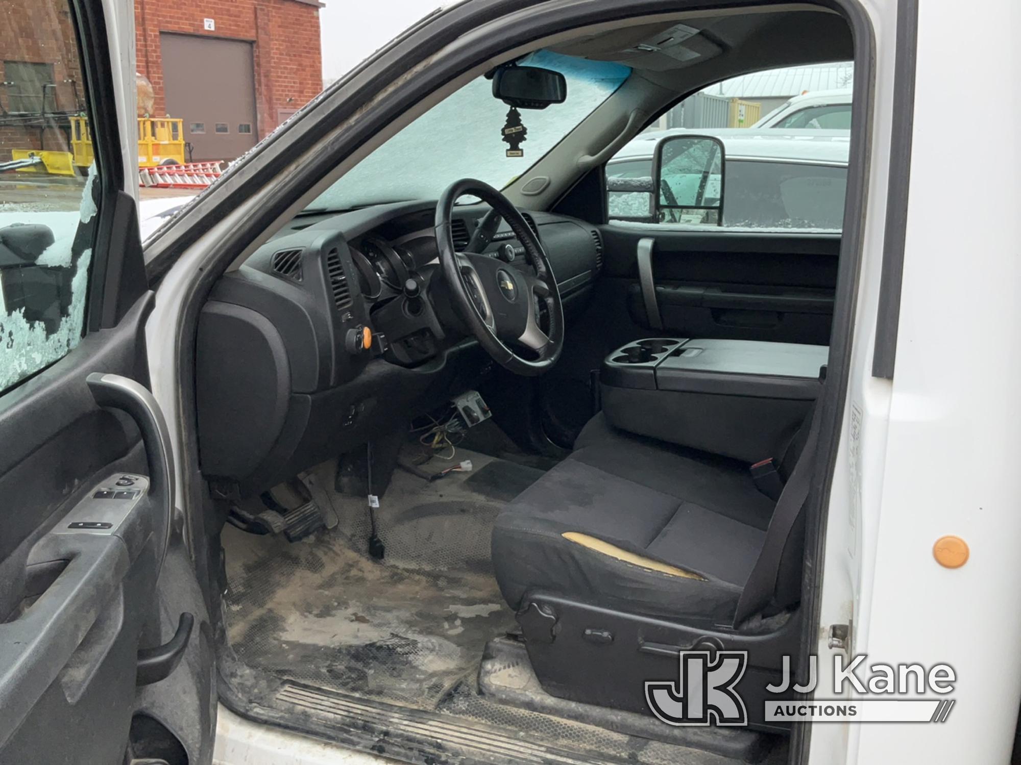 (Des Moines, IA) 2012 Chevrolet Silverado 3500HD 4x4 Enclosed High-Top Service Truck Not Running, Po