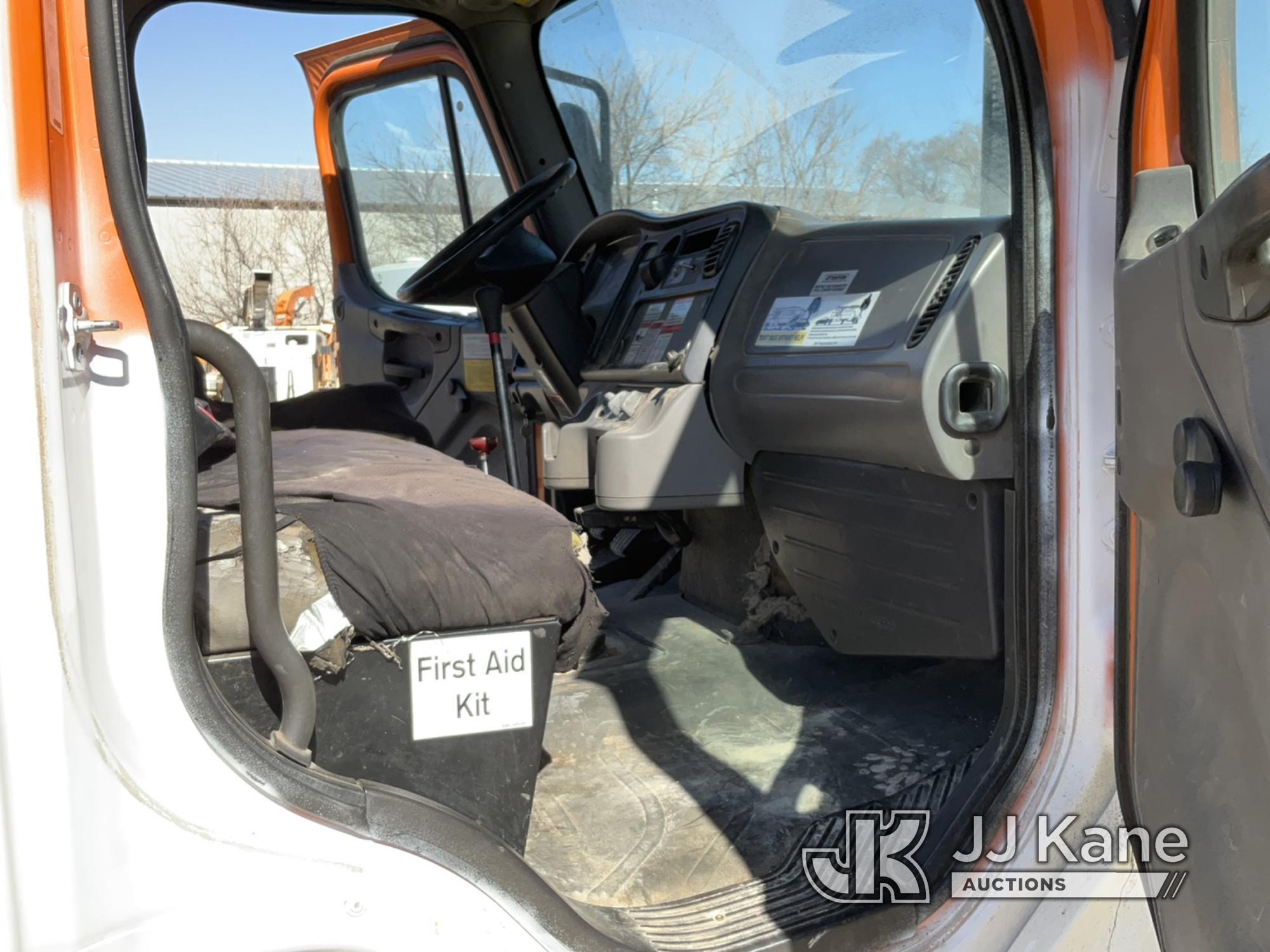 (Des Moines, IA) Altec LRV60-E70, Over-Center Elevator Bucket mounted behind cab on 2010 Freightline