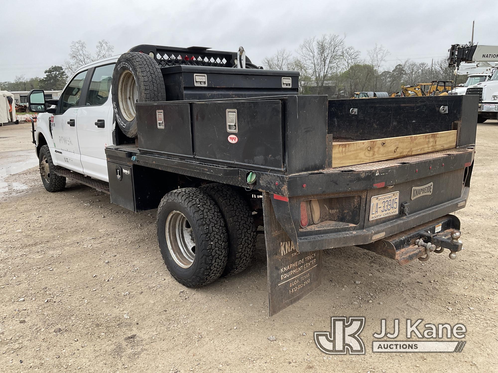 (Alvin, TX) 2017 Ford F350 4x4 Crew-Cab Flatbed/Service Truck Runs & Moves) (Check Engine Light On