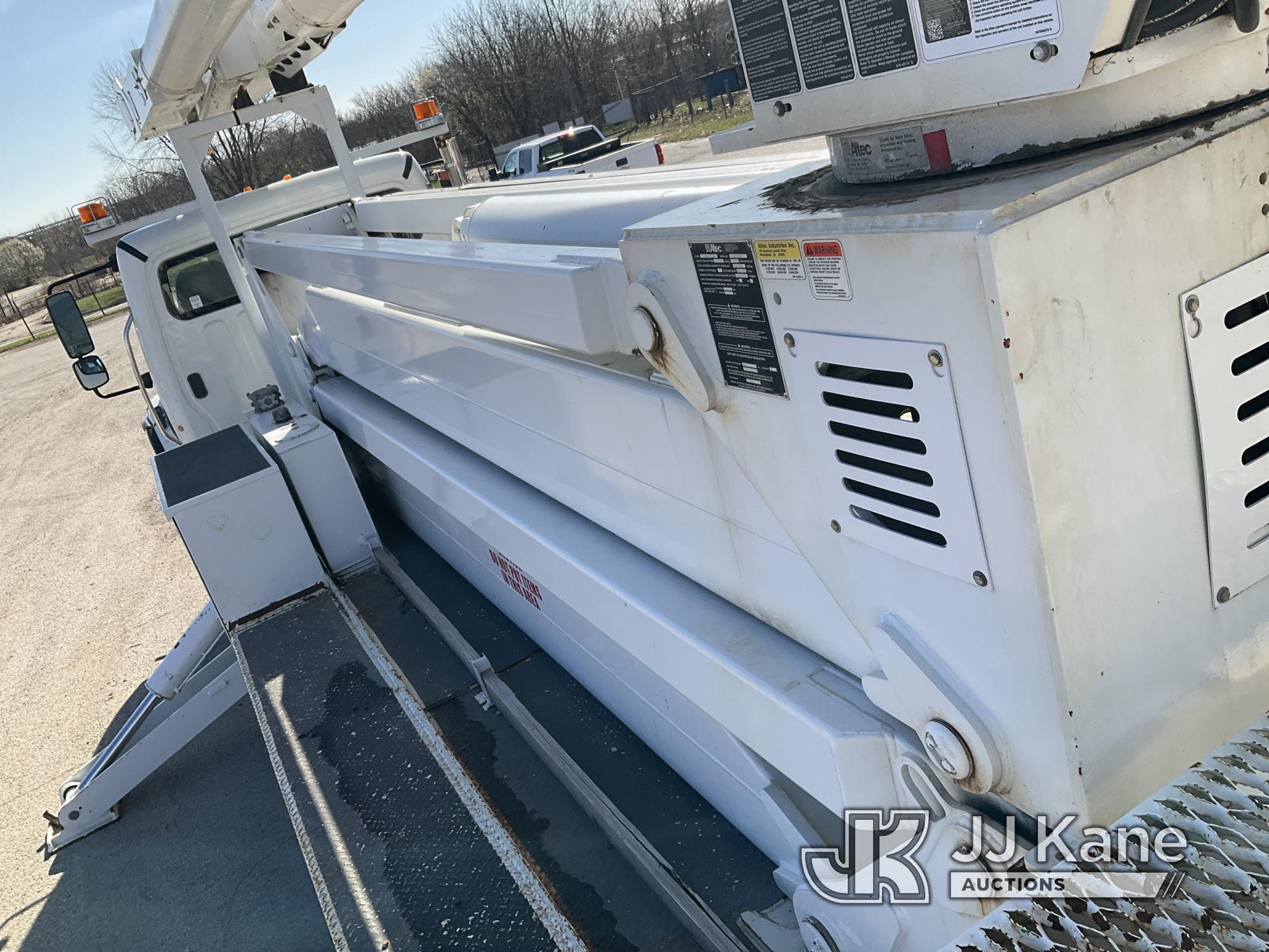 (Kansas City, MO) Altec AM900-E100, Double-Elevator Bucket Truck rear mounted on 2014 Freightliner M