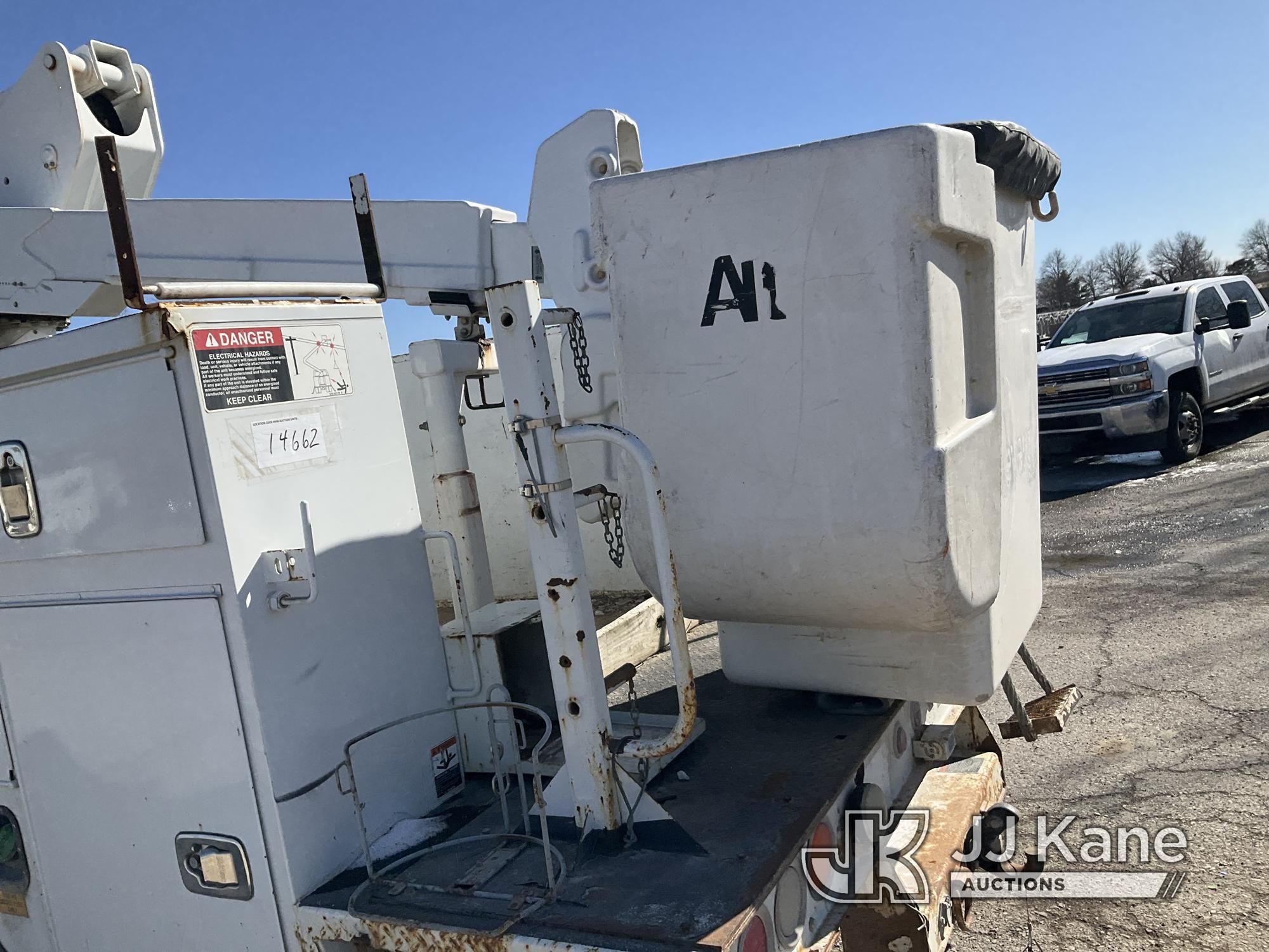 (Kansas City, MO) Altec AT37G, Articulating & Telescopic Bucket mounted behind cab on 2015 Ford F550